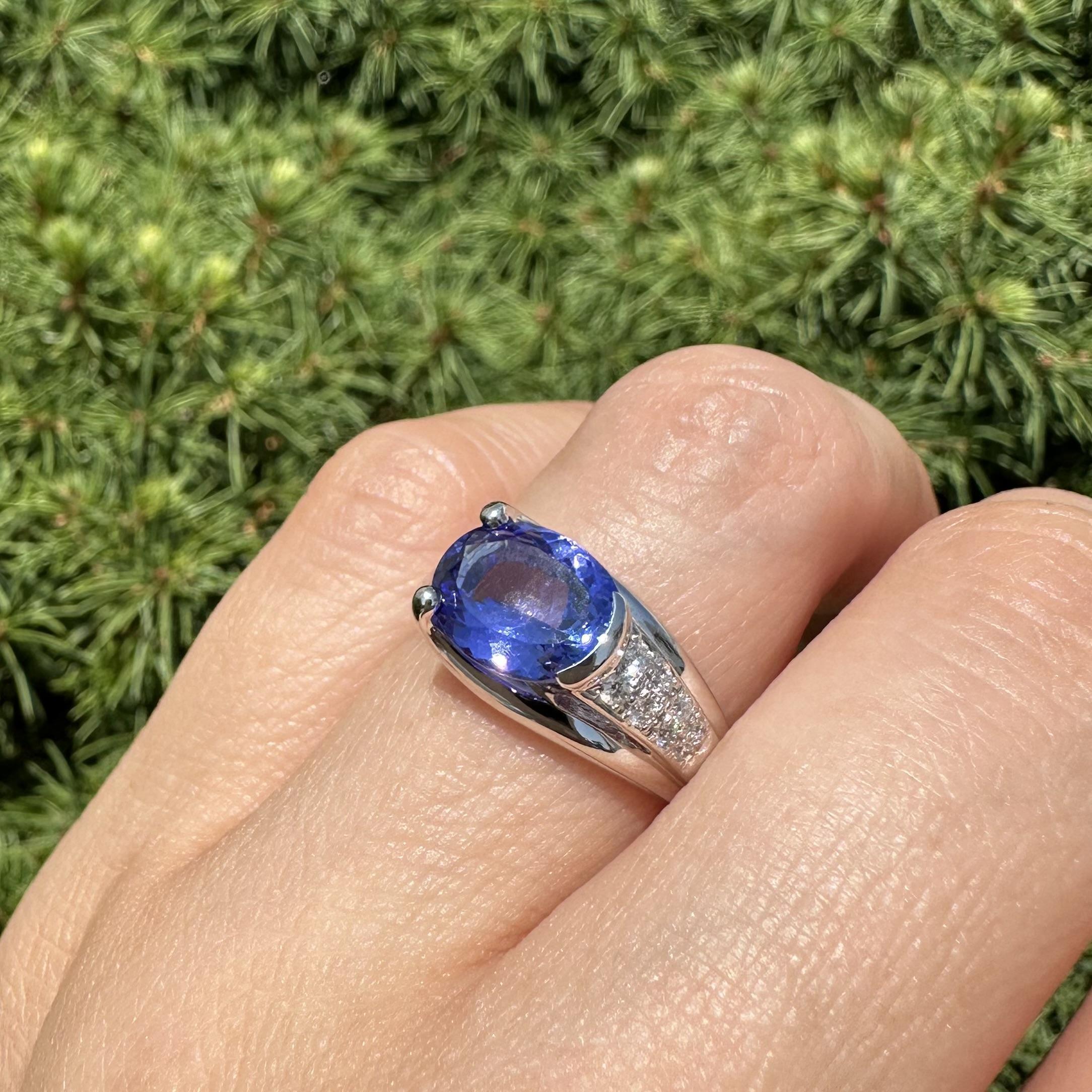 Anillo de platino con tanzanita azul violeta ovalada muy bonita de 2,35 ctw con acentos de diamantes en pavé en venta 11