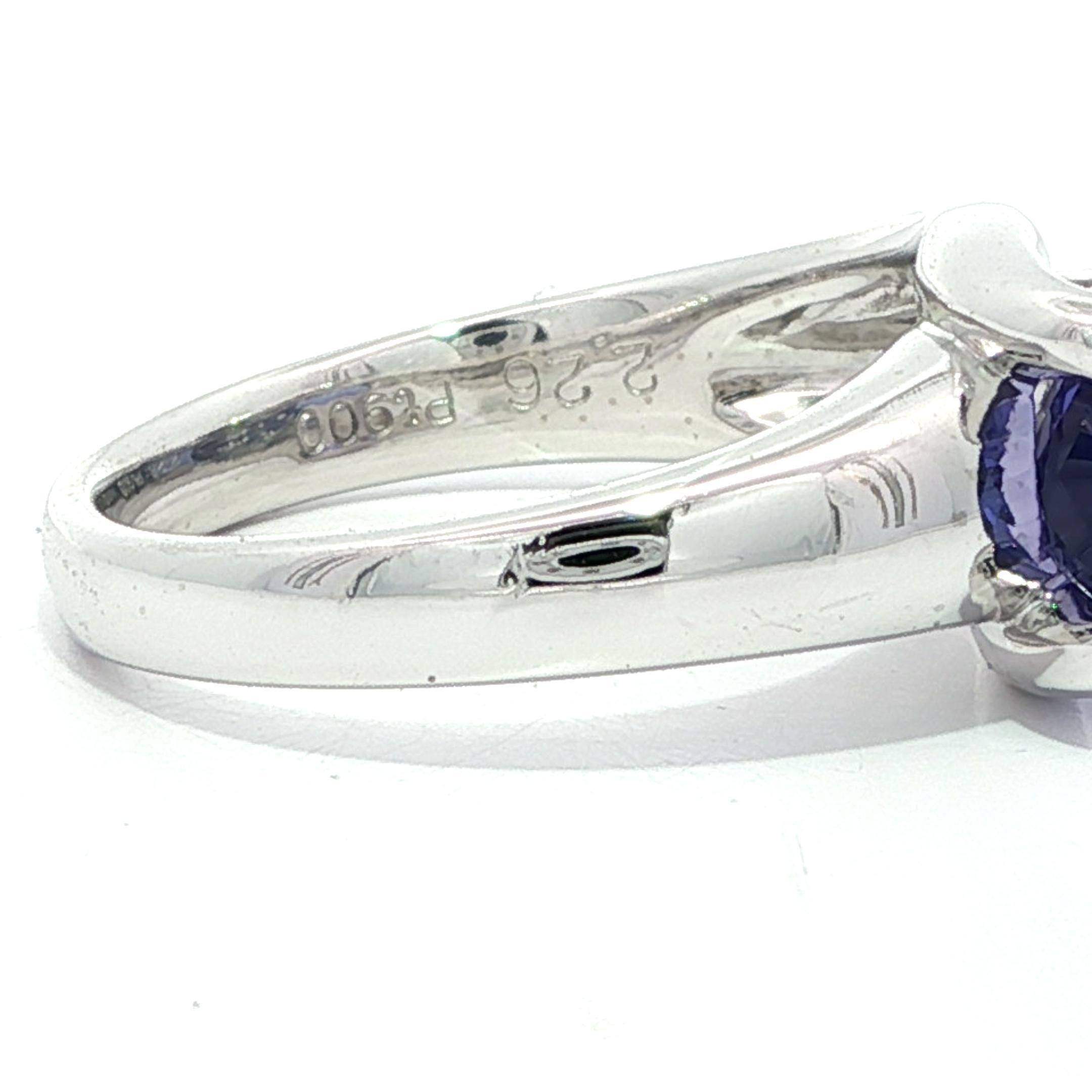 Anillo de platino con tanzanita azul violeta ovalada muy bonita de 2,35 ctw con acentos de diamantes en pavé en Excelente estado para la venta en Montclair, NJ