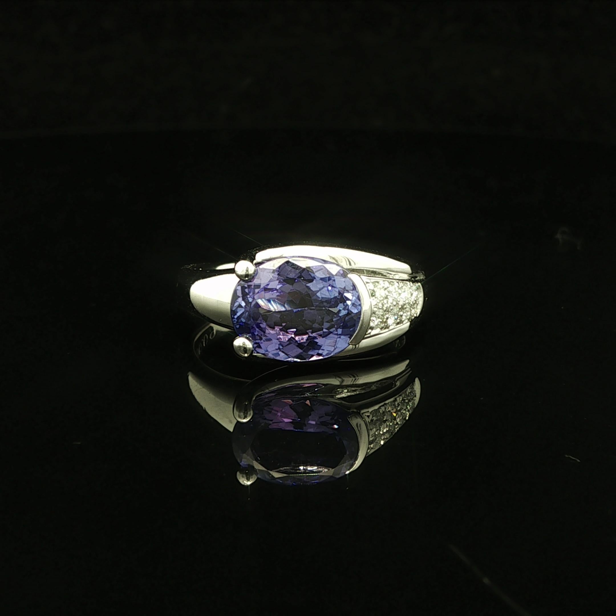 De las mujeres Anillo de platino con tanzanita azul violeta ovalada muy bonita de 2,35 ctw con acentos de diamantes en pavé en venta