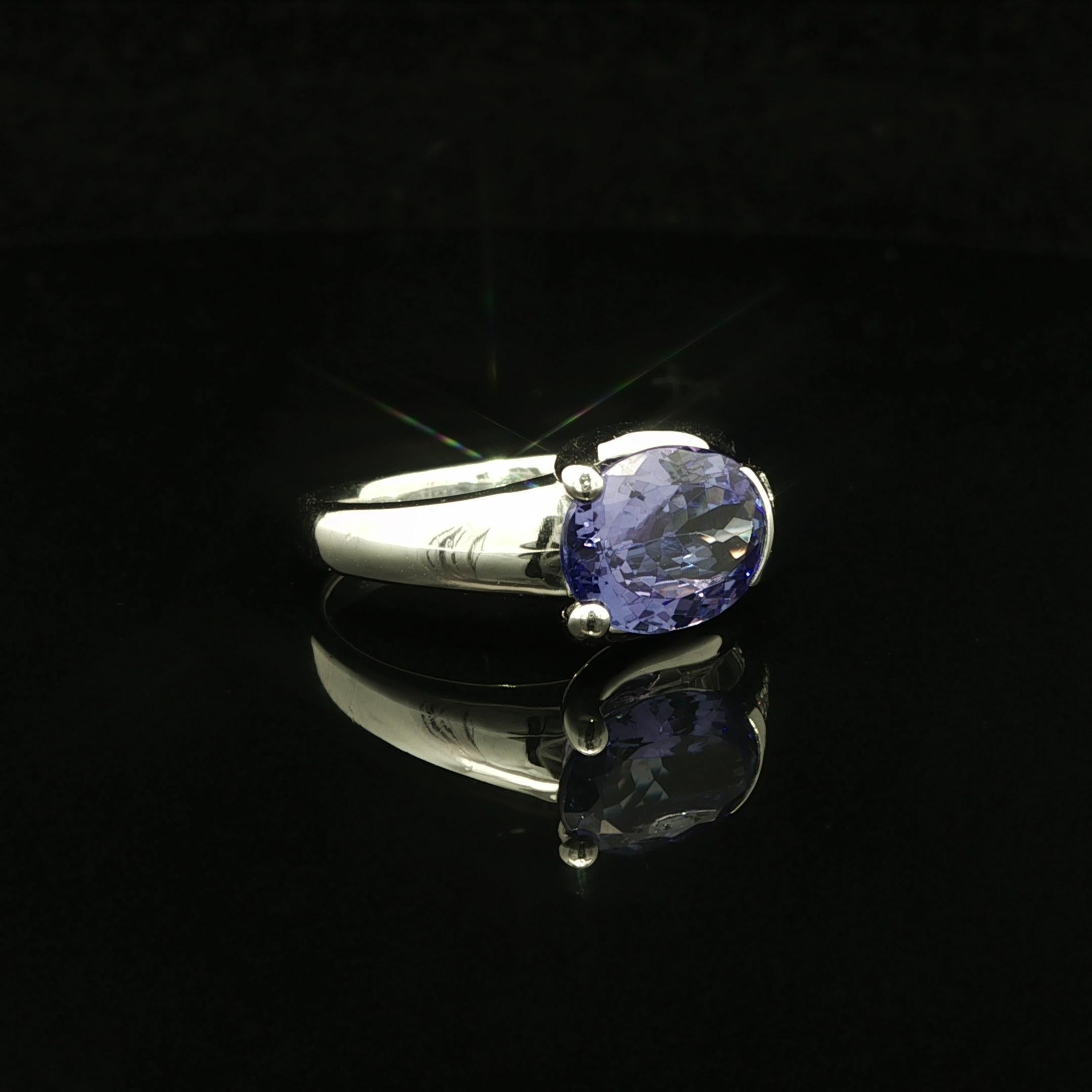 Anillo de platino con tanzanita azul violeta ovalada muy bonita de 2,35 ctw con acentos de diamantes en pavé en venta 1