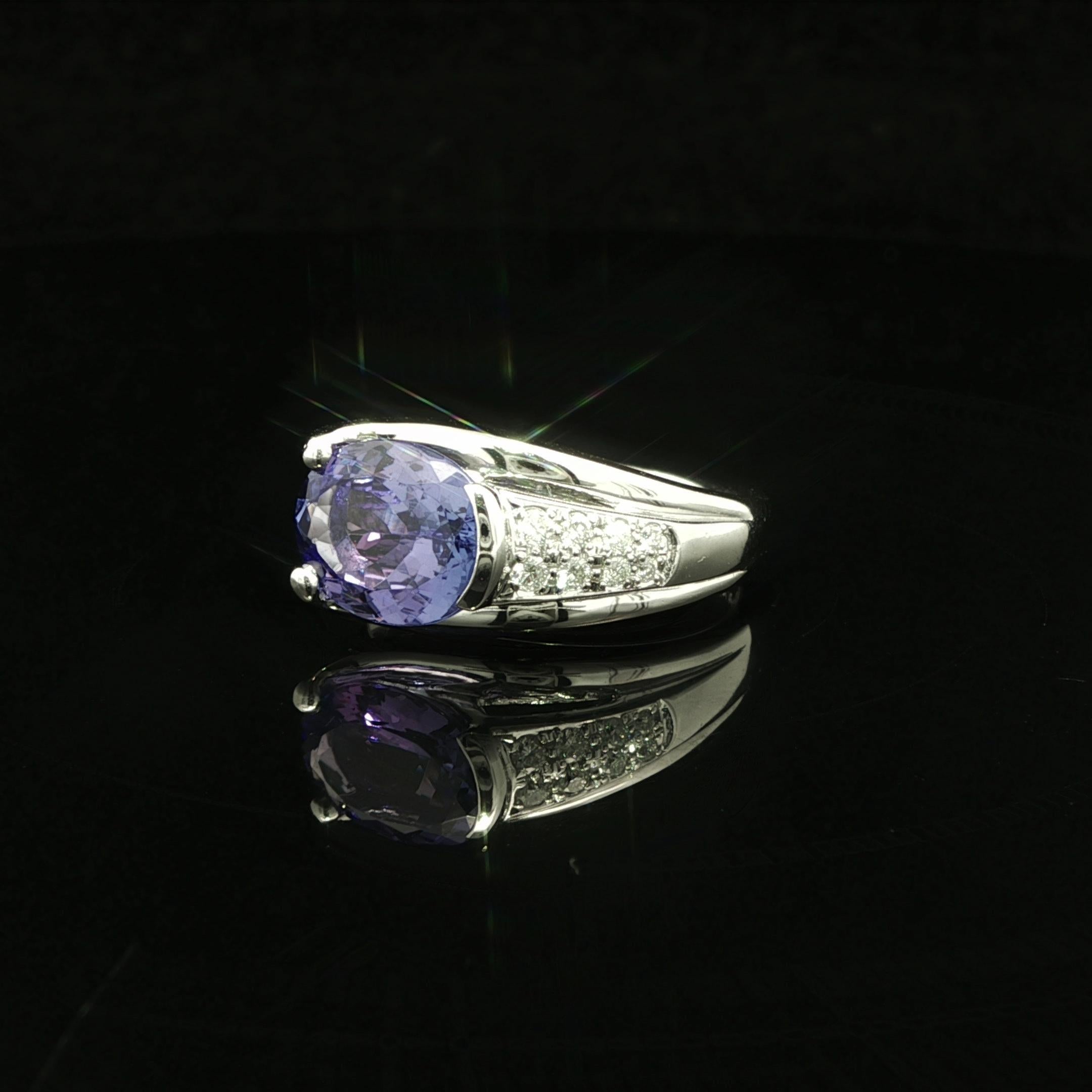 Anillo de platino con tanzanita azul violeta ovalada muy bonita de 2,35 ctw con acentos de diamantes en pavé en venta 2