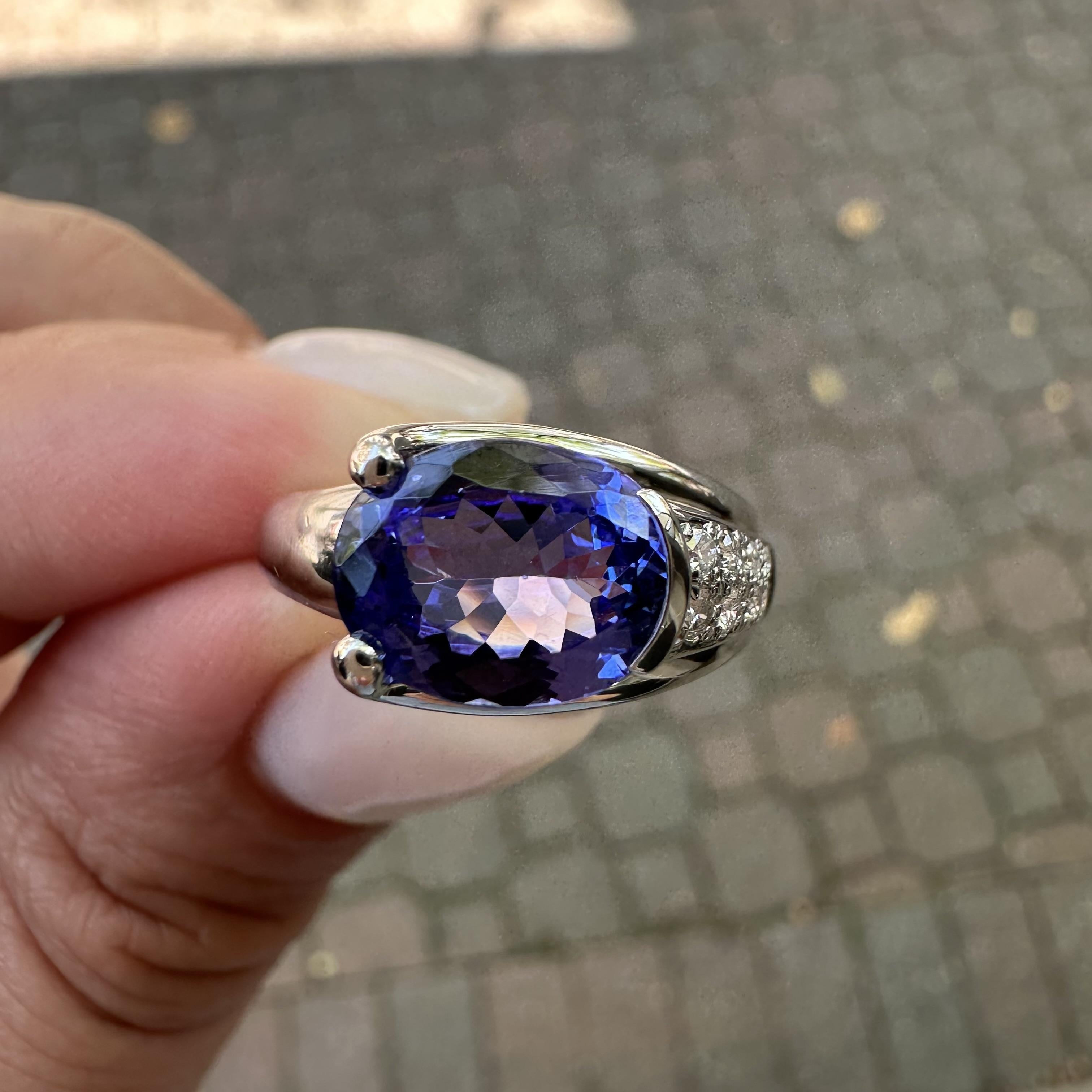 Anillo de platino con tanzanita azul violeta ovalada muy bonita de 2,35 ctw con acentos de diamantes en pavé en venta 3