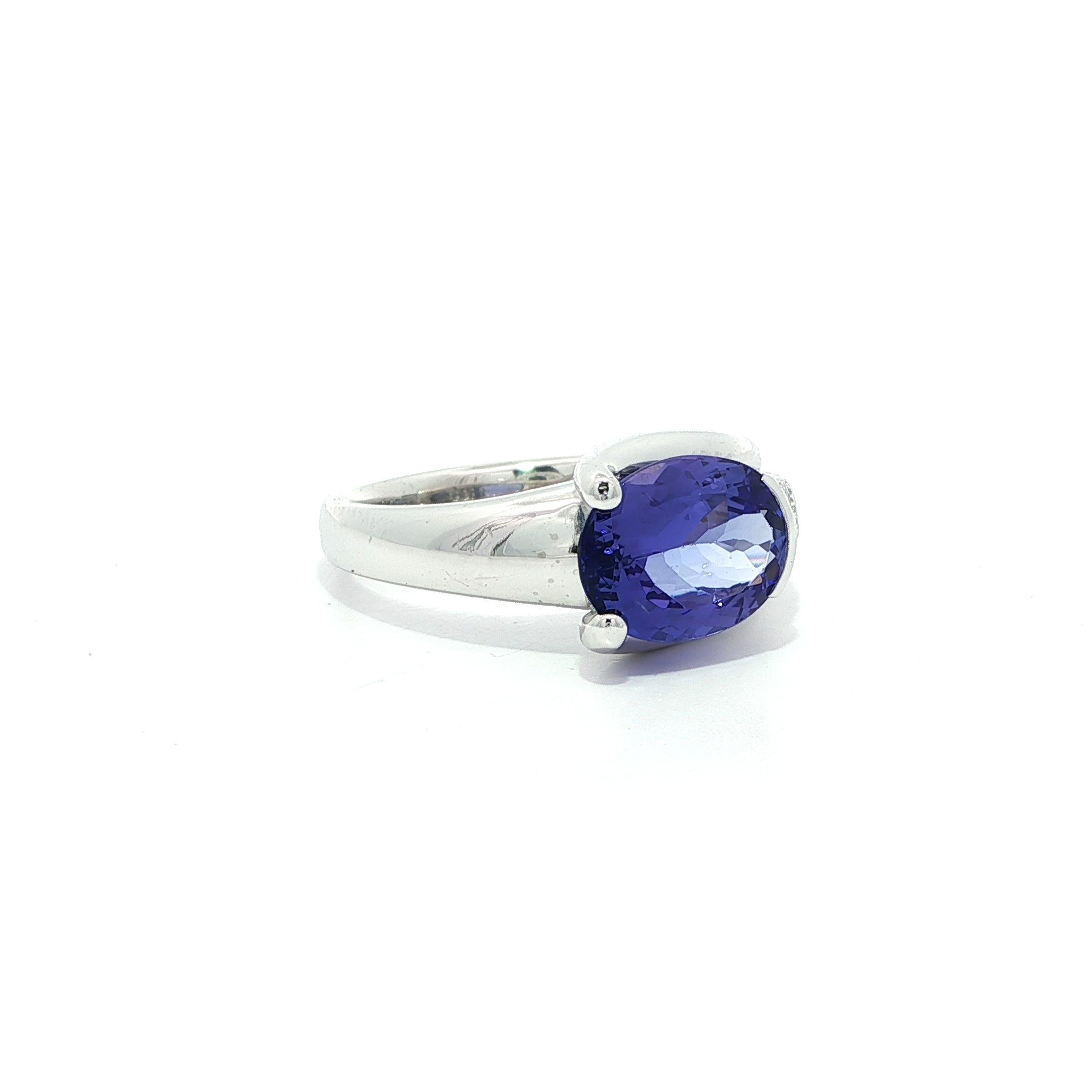 Anillo de platino con tanzanita azul violeta ovalada muy bonita de 2,35 ctw con acentos de diamantes en pavé en venta 4
