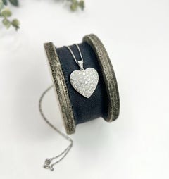 Ciondolo a cuore in platino con pavé di diamanti da 2,40 carati