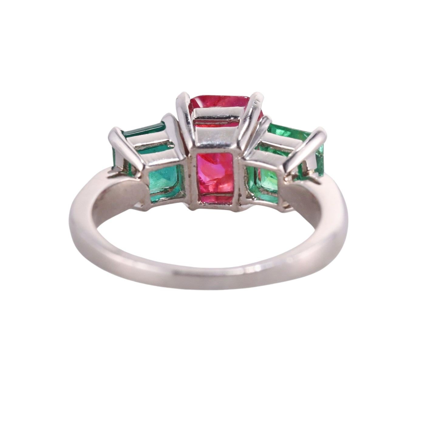 Platinum 2.40ct Ruby Emerald 3 Stone Ring In Good Condition For Sale In New York, NY