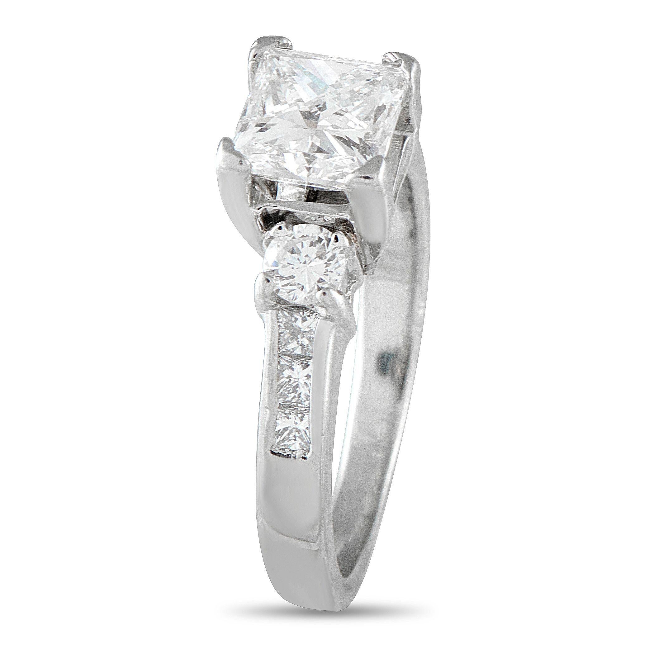 Dieser aus Platin gefertigte Ring mit einem 1,78-karätigen Diamanten der Farbe H und Reinheit VS1 in der Mitte verbindet Raffinesse mit dauerhaftem Wert. Der Hauptstein ist hoch über dem schmalen Band gefasst, flankiert von runden