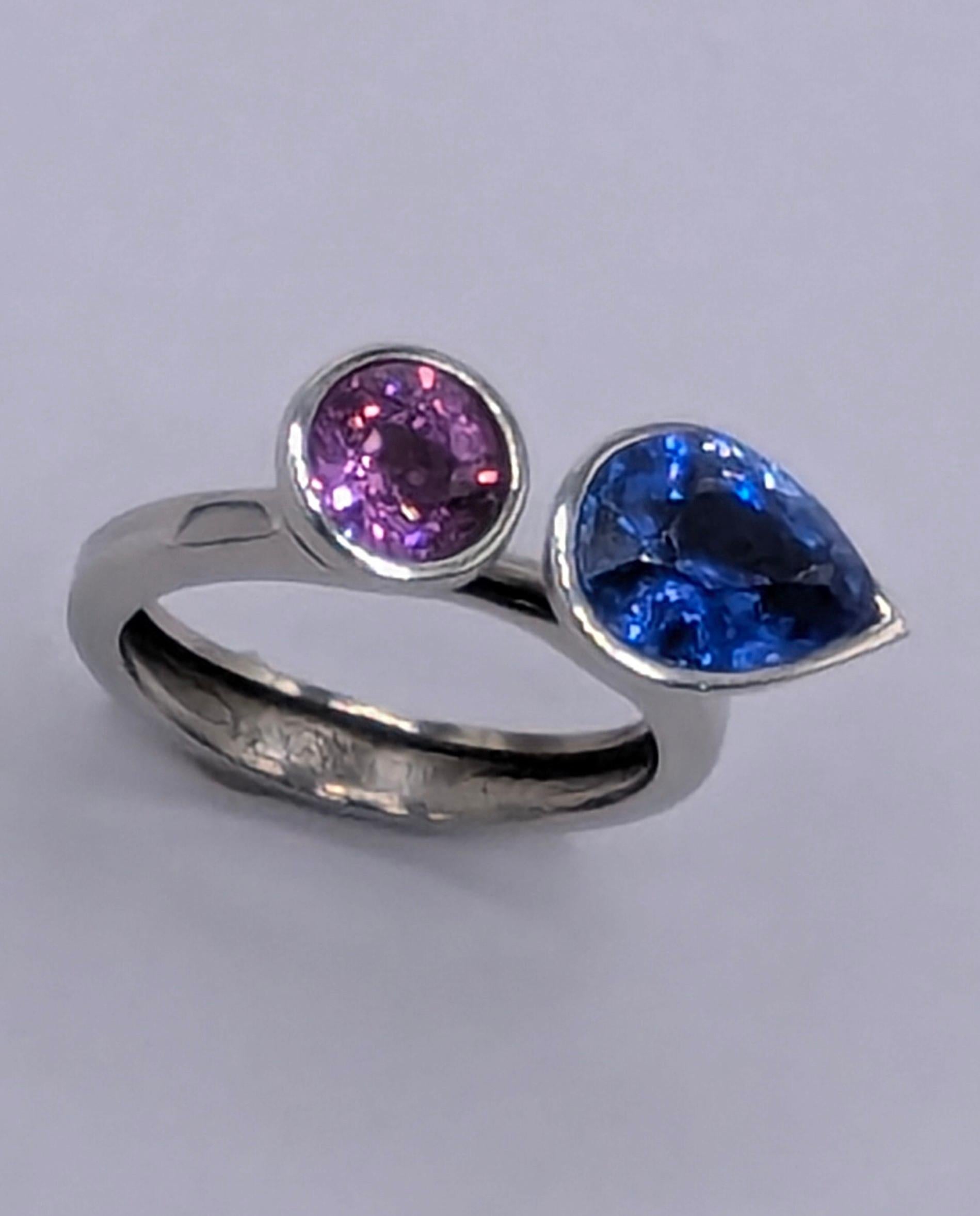 Platinum 2.43 Carat Blue Sapphire 1.08 Carat Lavender Sapphire Ring In New Condition For Sale In New York, NY