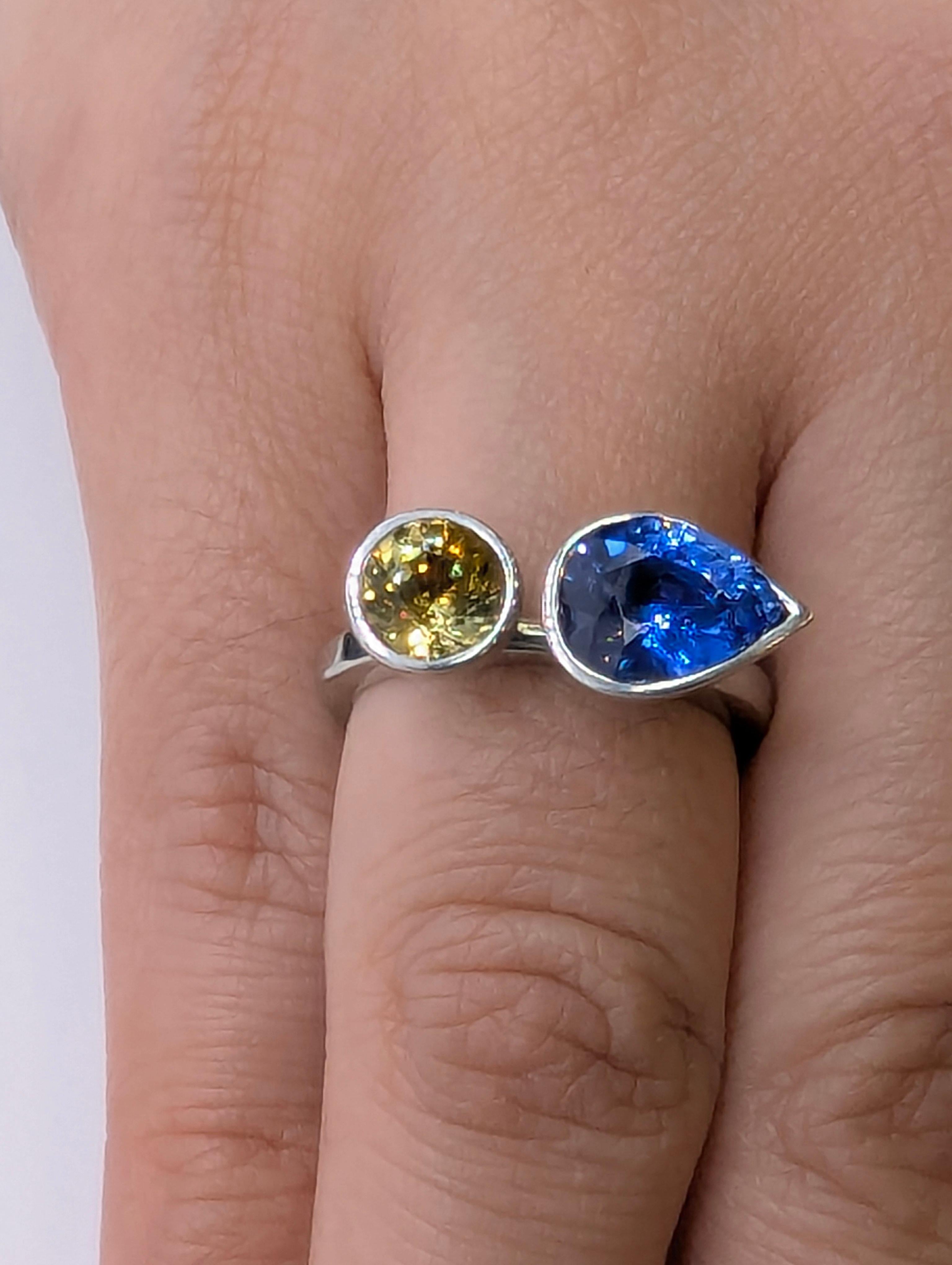 For Sale:  Platinum 2.43 Carat Blue Sapphire and 1.06 Carat Yellow Sapphire Sculpture Ring 3