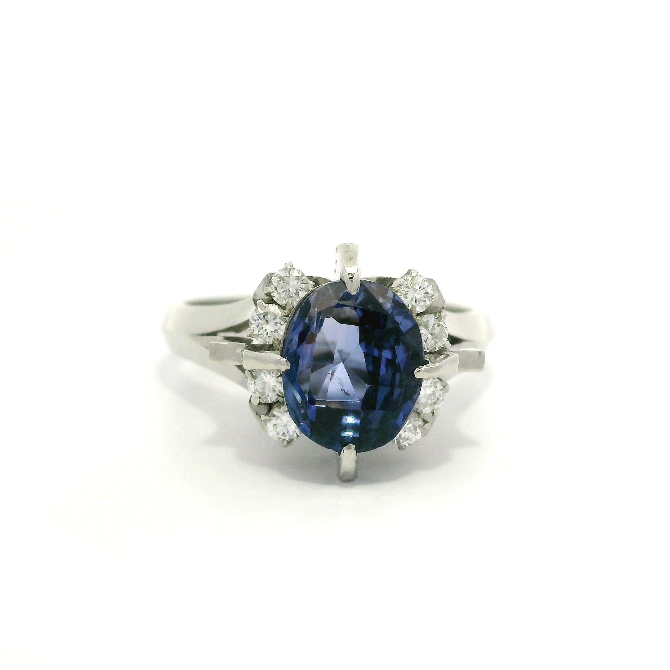 Anello in platino con zaffiro vecchio taglio ovale da 2,48 carati e diamanti ai lati in vendita 5
