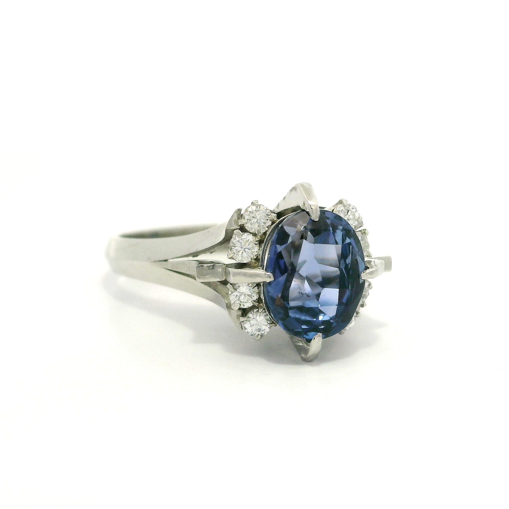 Anello in platino con zaffiro vecchio taglio ovale da 2,48 carati e diamanti ai lati in vendita 6