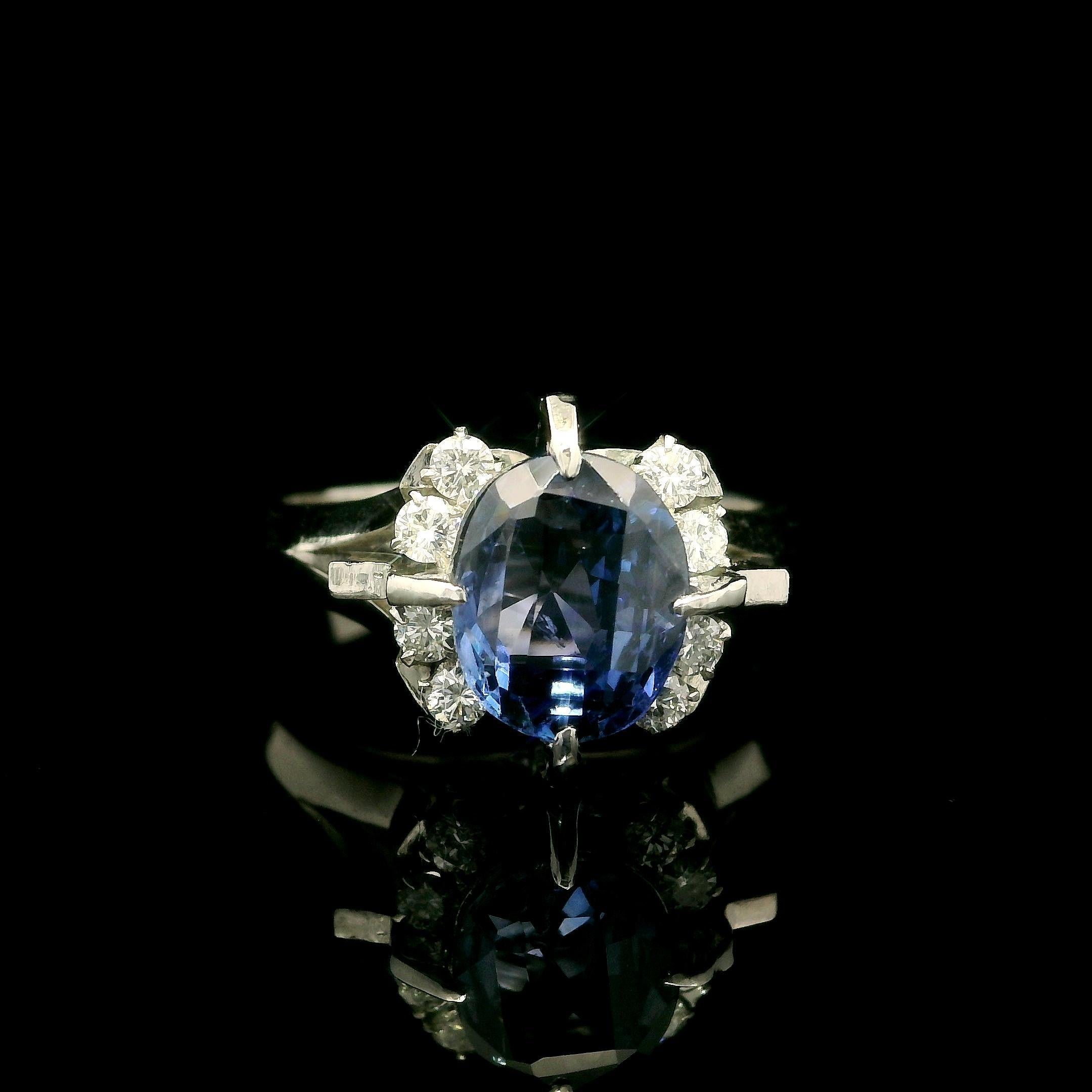 Anello in platino con zaffiro vecchio taglio ovale da 2,48 carati e diamanti ai lati in vendita 7