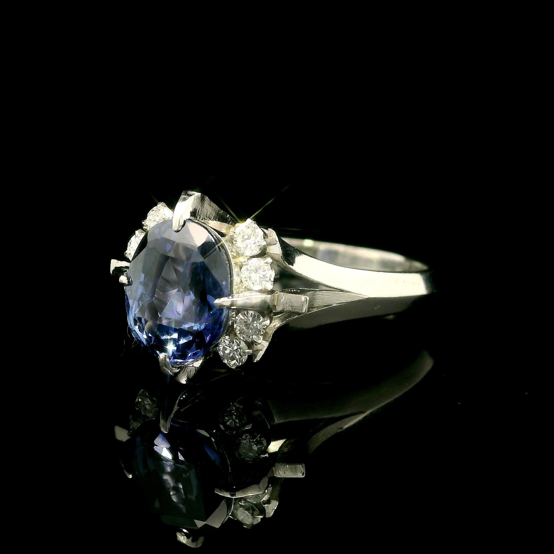 Anello in platino con zaffiro vecchio taglio ovale da 2,48 carati e diamanti ai lati in vendita 8