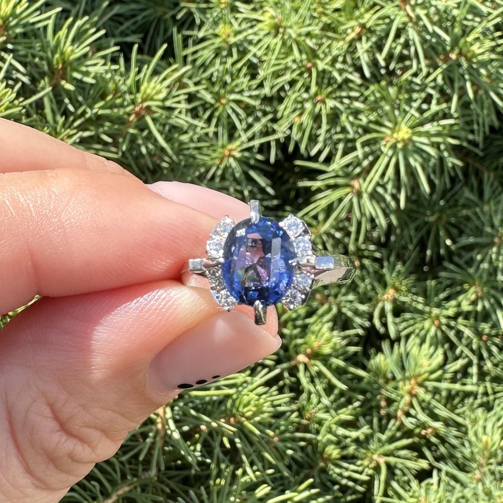 Anello in platino con zaffiro vecchio taglio ovale da 2,48 carati e diamanti ai lati in vendita 9