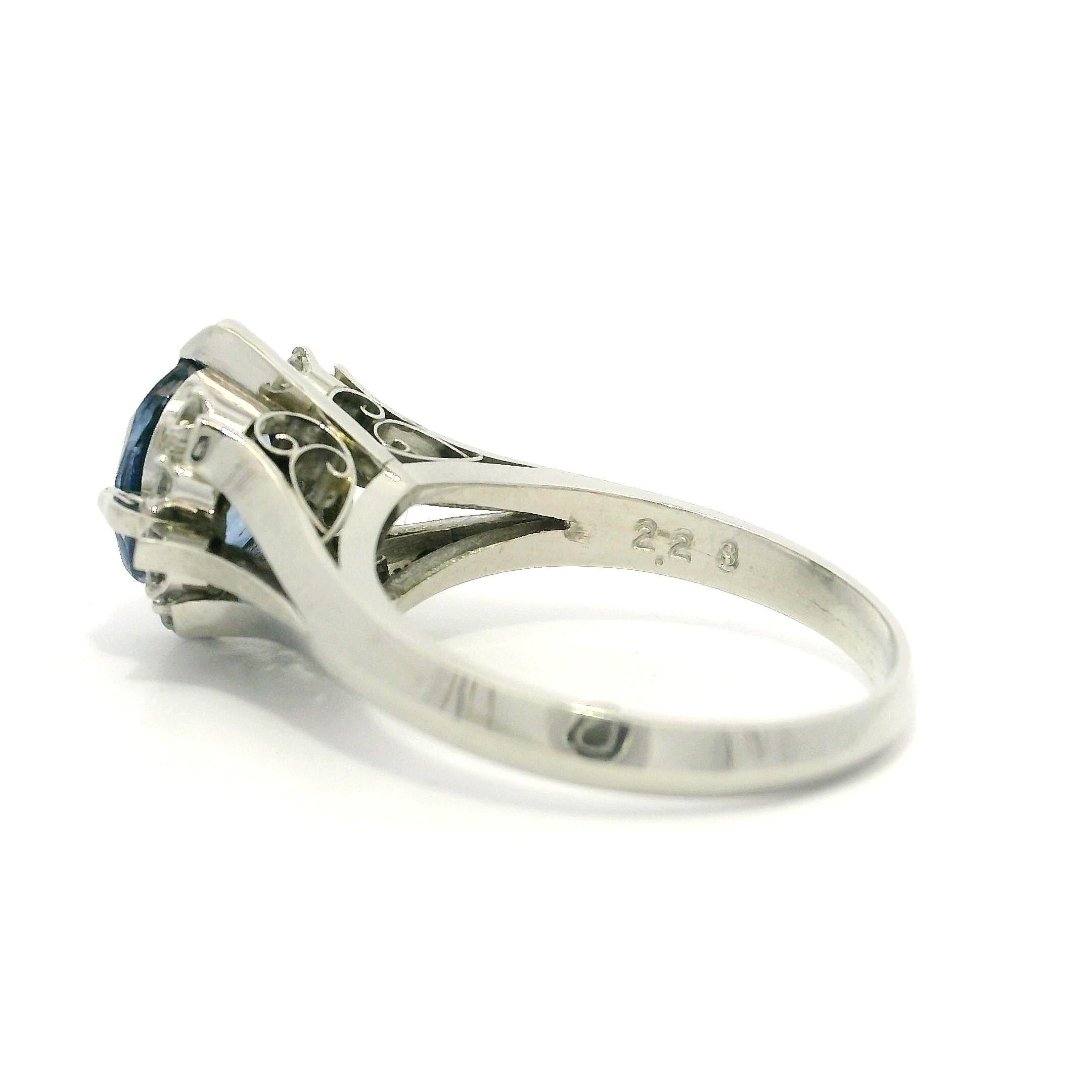 --Pietre: --
(1) Zaffiro naturale autentico - taglio ovale antico - incastonato - colore blu molto bello - 7,9x6,7mm - 2,28ct (esatto)
(8) Diamanti naturali autentici - taglio rotondo brillante - incastonati - colore bianco brillante - 0,20ctw