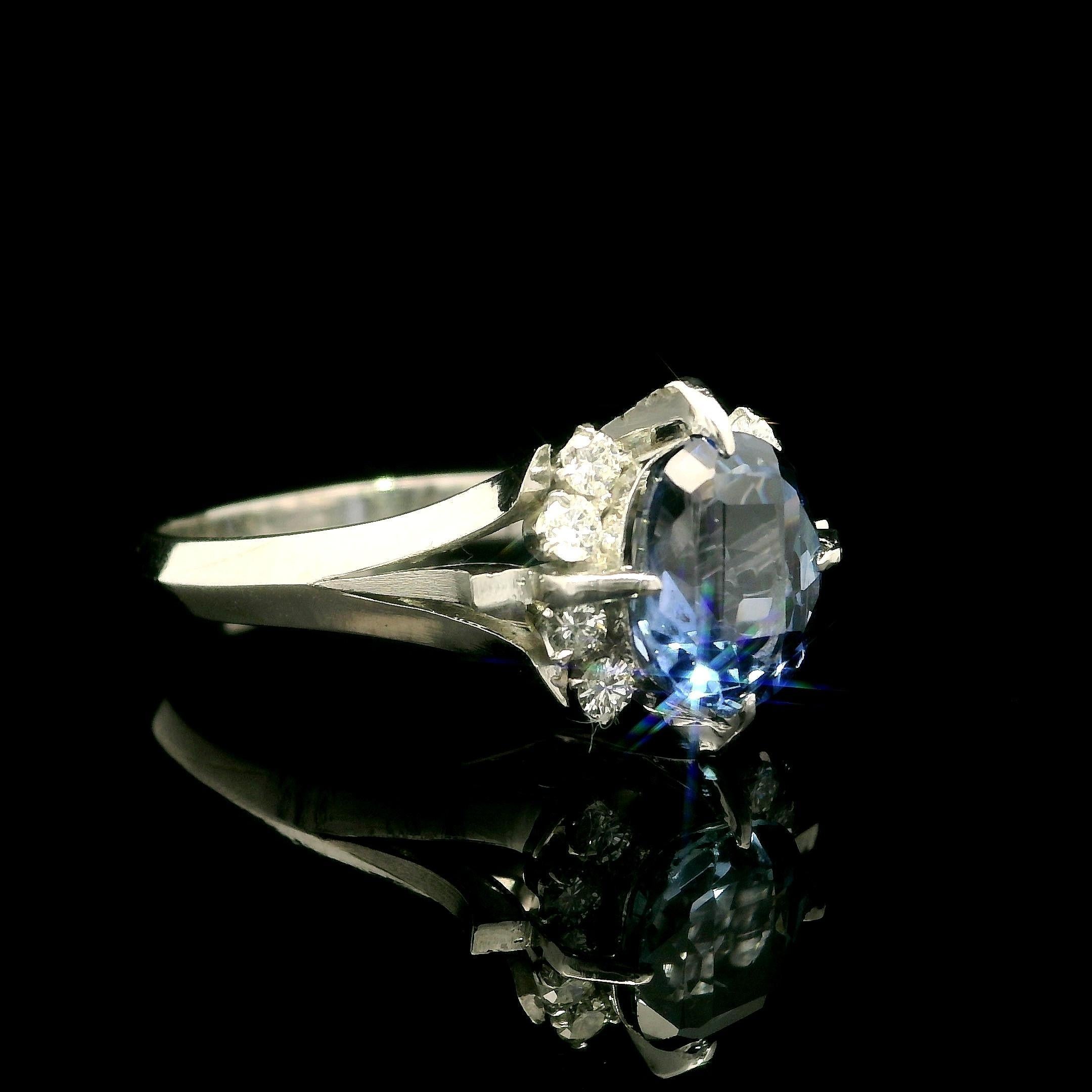 Anello in platino con zaffiro vecchio taglio ovale da 2,48 carati e diamanti ai lati In condizioni ottime in vendita a Montclair, NJ