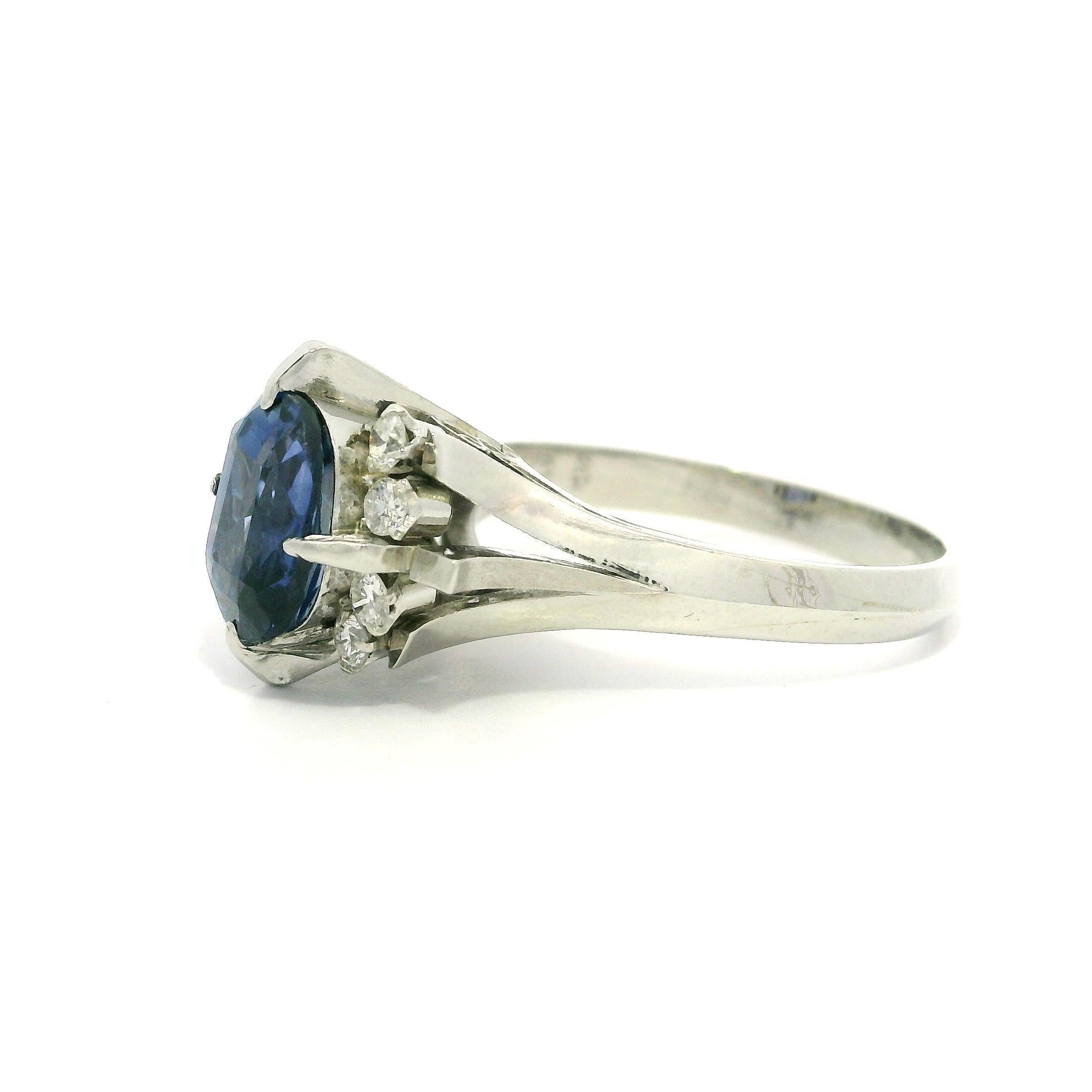 Anello in platino con zaffiro vecchio taglio ovale da 2,48 carati e diamanti ai lati in vendita 1