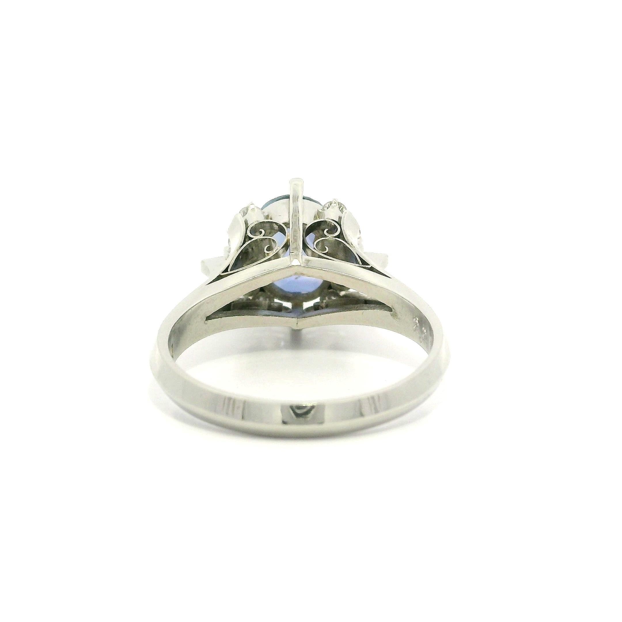 Anello in platino con zaffiro vecchio taglio ovale da 2,48 carati e diamanti ai lati in vendita 2