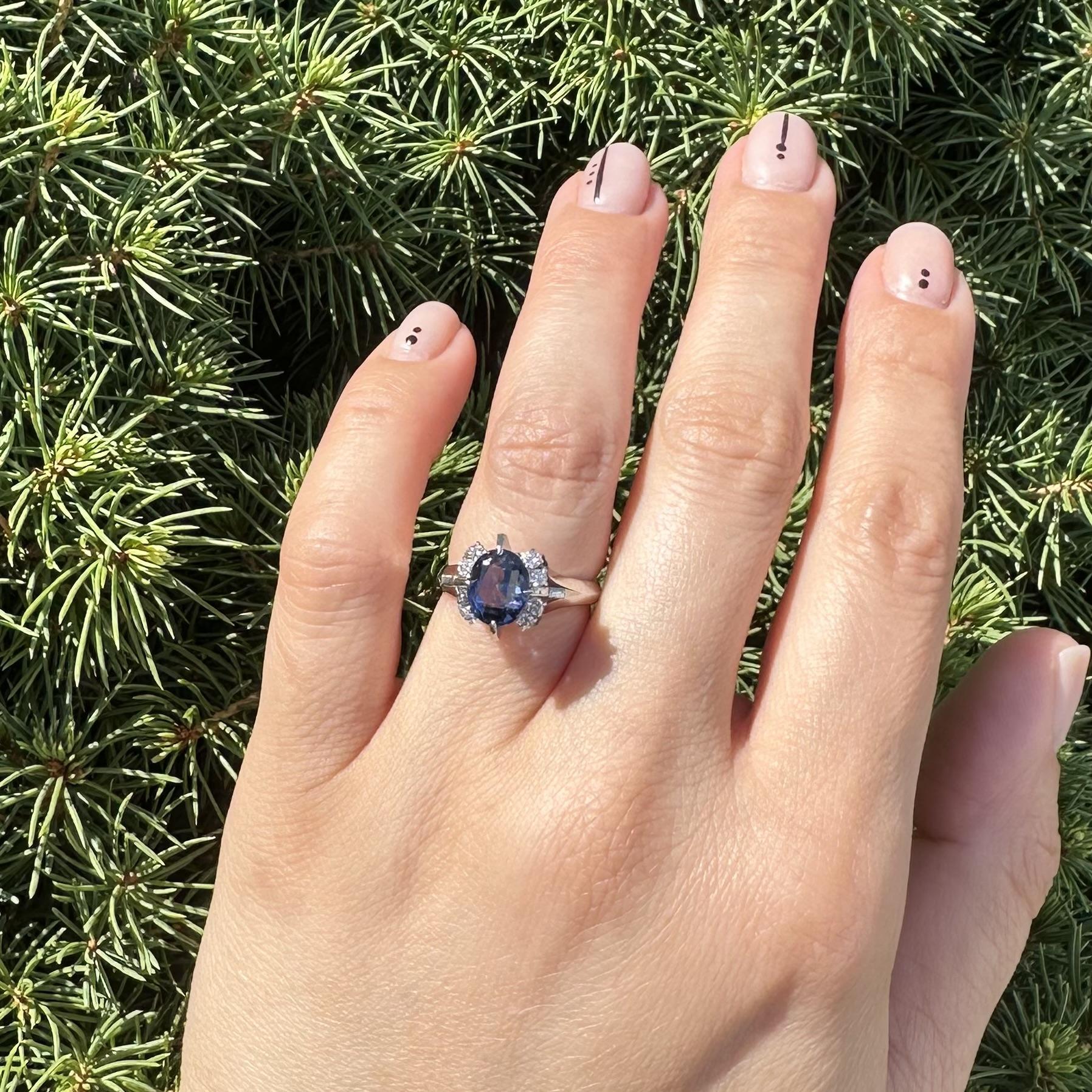Anello in platino con zaffiro vecchio taglio ovale da 2,48 carati e diamanti ai lati in vendita 3