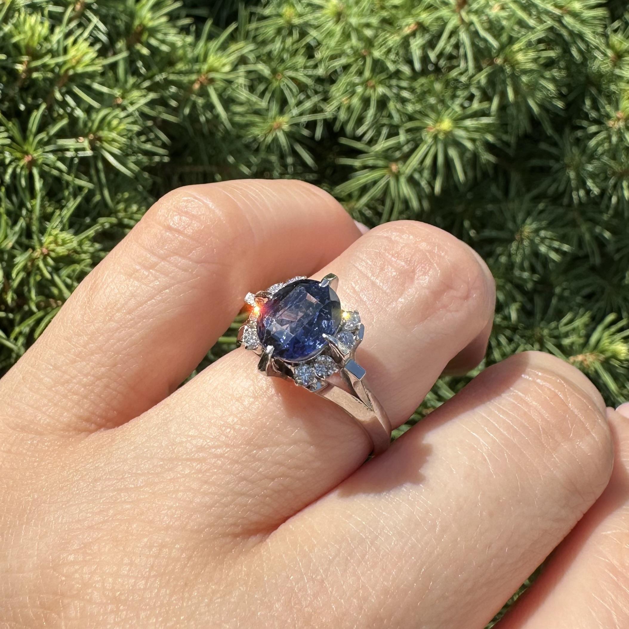 Anello in platino con zaffiro vecchio taglio ovale da 2,48 carati e diamanti ai lati in vendita 4
