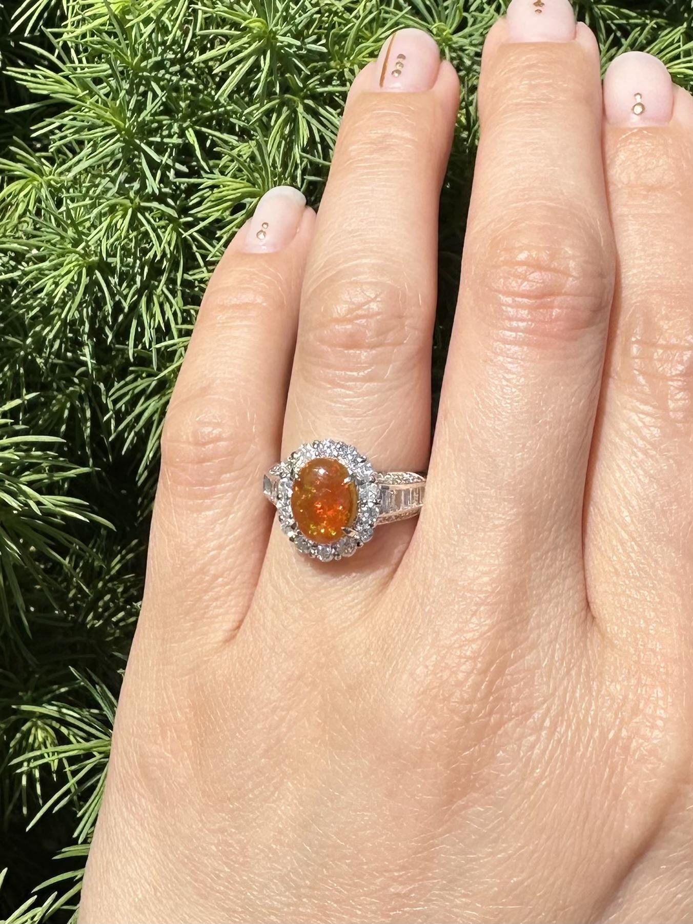 --Pierre(s) :...
(1) Opale Naturelle - Cabochon Ovale - Serti - Couleur Orange avec un beau jeu de couleurs - 9.6x7.5mm / 1.48ct (exact)
Nombreux diamants naturels authentiques - taille baguette et ronde brillante - sertis, pavés et canaux - belle