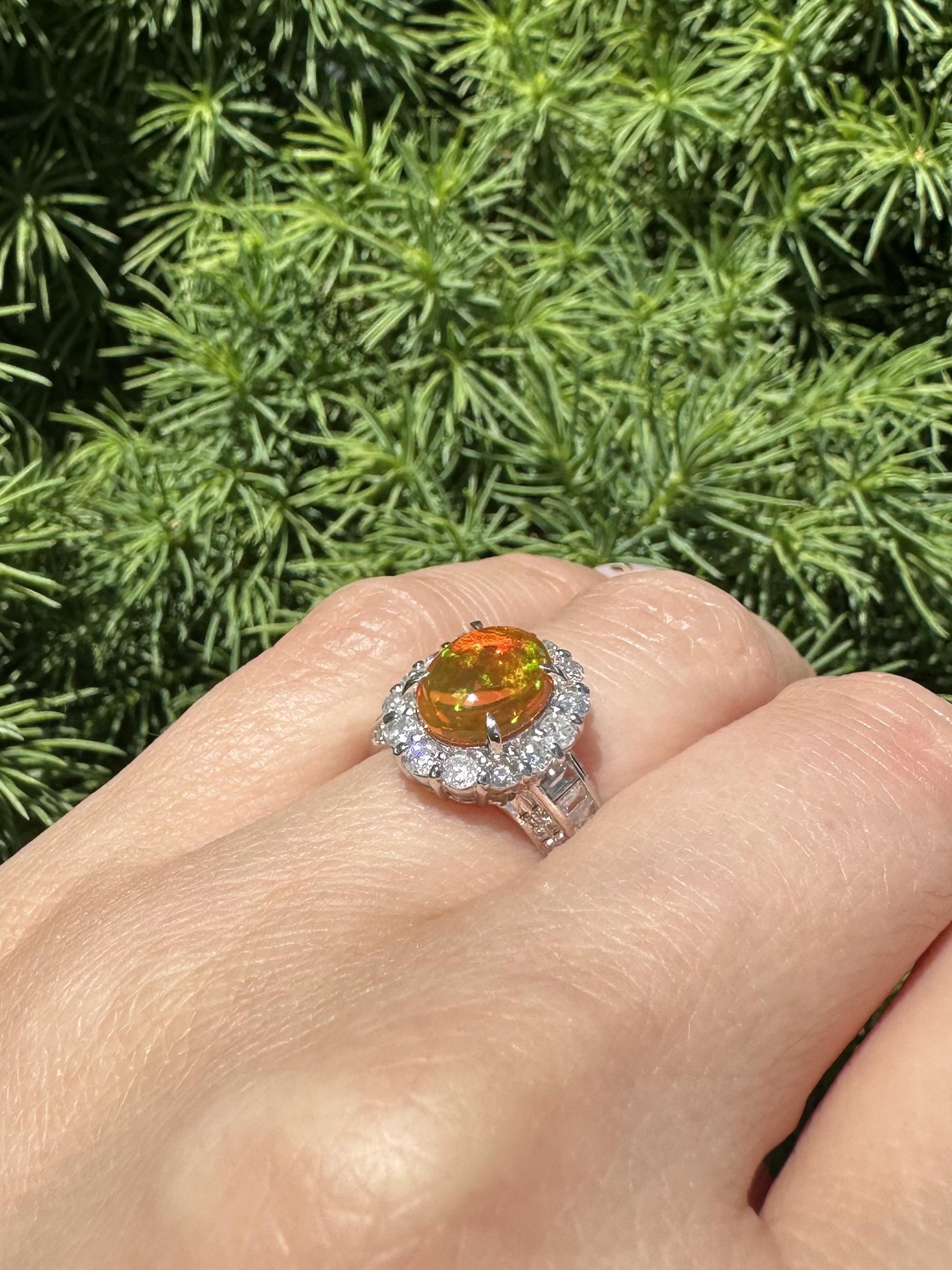 Taille cabochon Bague moderne en platine, opale orange ovale Jelly Opal Bageutte et diamant rond 2,48 carats en vente
