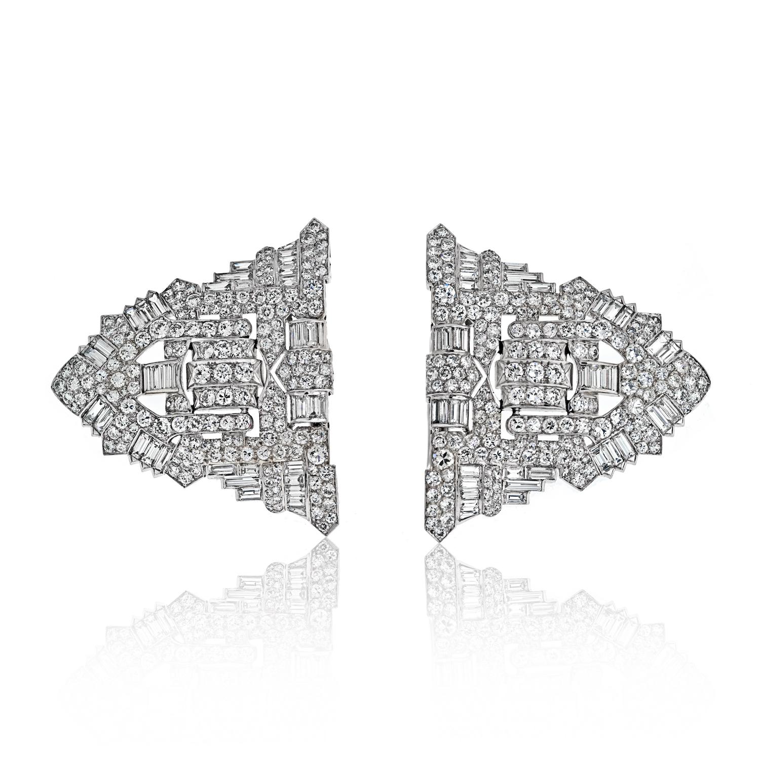 Ein wahres Meisterwerk des Art Déco - eine prächtige Platin-Diamant-Doppelclip-Brosche, ein zeitloser Schatz von geometrischer Eleganz und üppigem Glanz.

Jeder der doppelten Clips in Form eines Schildes ist ein Zeugnis für die exquisite
