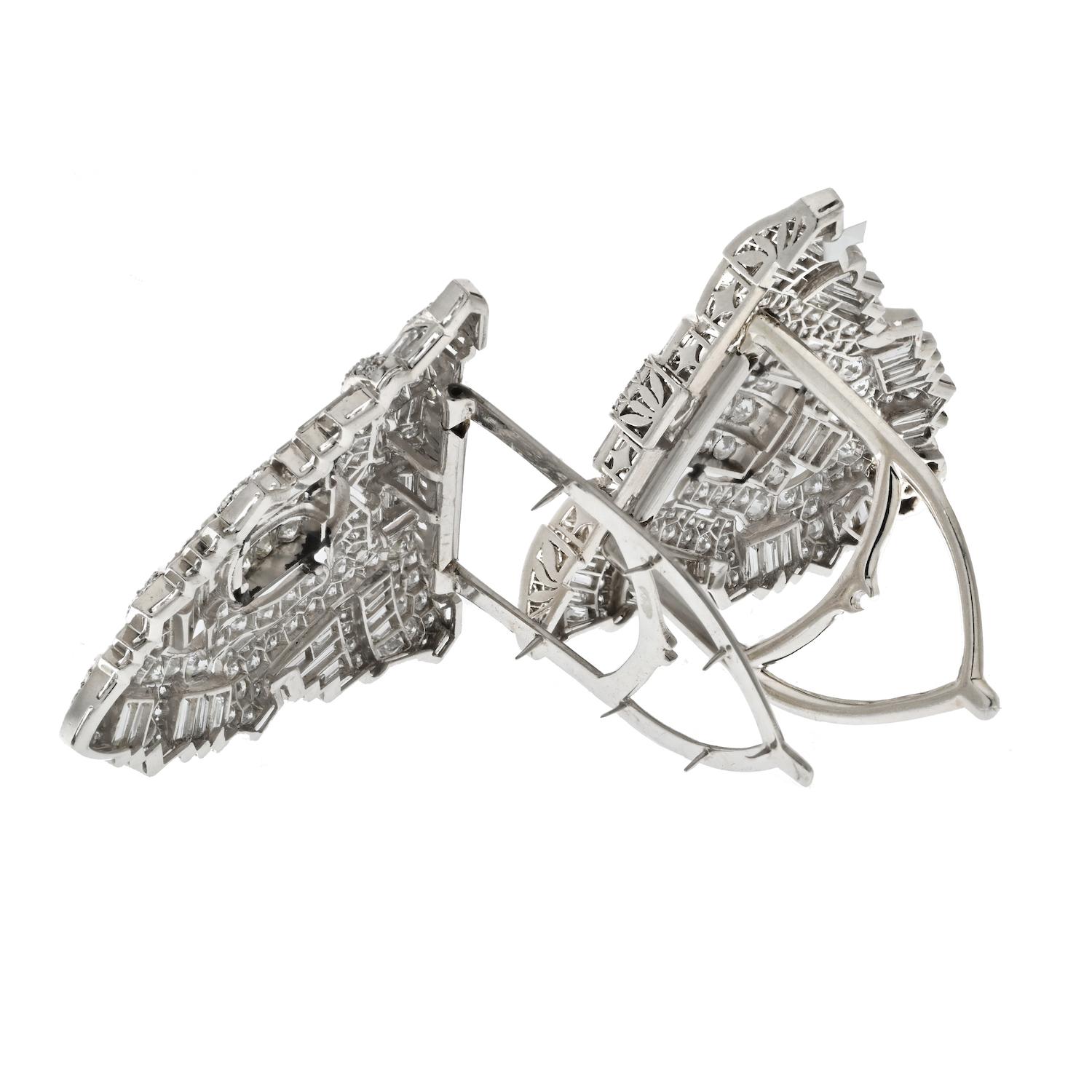 Platin 25 Karat Art Deco Diamant-Doppelklammer-Brosche (Baguetteschliff) im Angebot