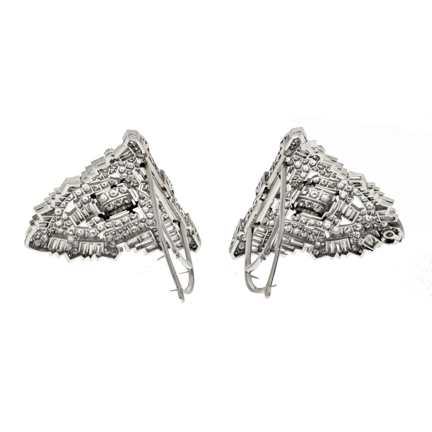 Platin 25 Karat Art Deco Diamant-Doppelklammer-Brosche im Zustand „Hervorragend“ im Angebot in New York, NY