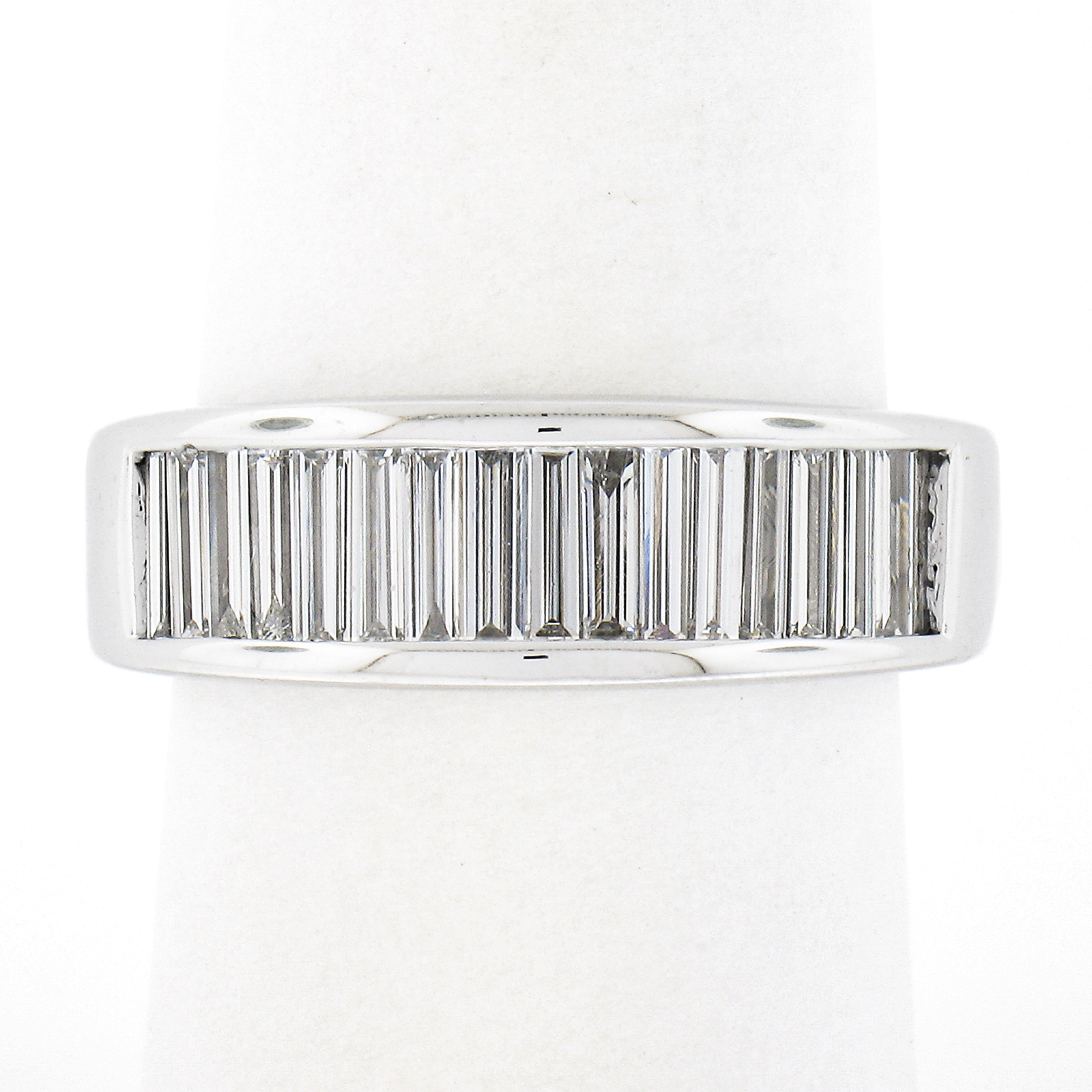 Dieser atemberaubende Ring ist aus massivem Platin gefertigt und weist 17 lange, gerade Diamanten im Baguetteschliff auf, die sauber in den Ring eingefasst sind. Die Diamanten haben insgesamt ca. 2,50 Karat und sind unglaublich brillant mit