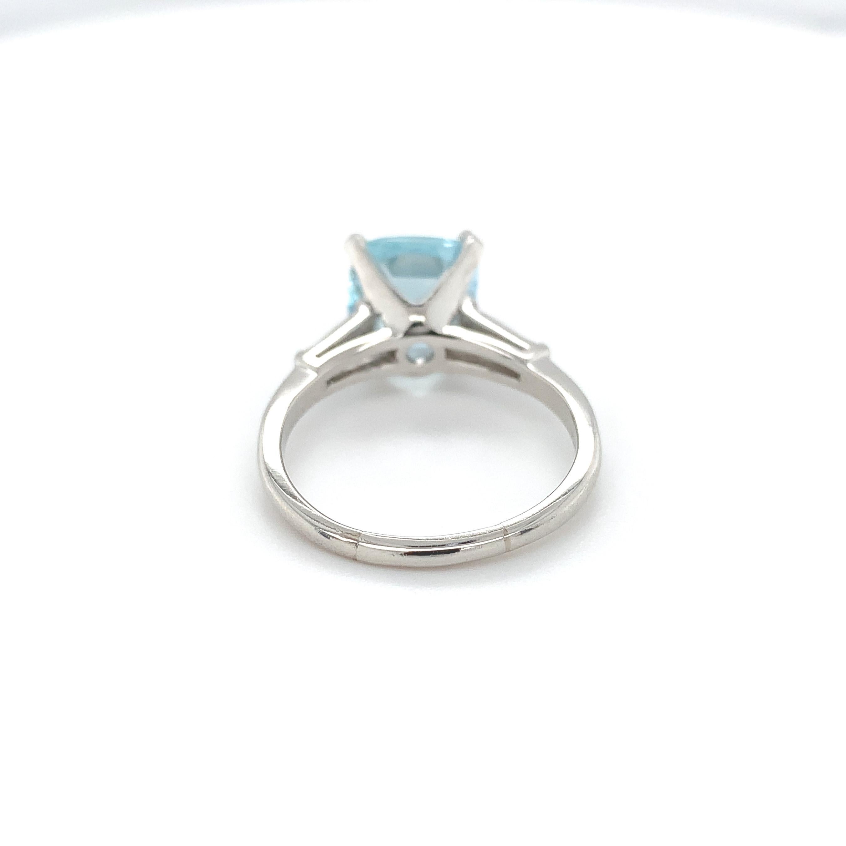 Platinum 2.51 carat Cushion Cut Aquamarine Ring with Diamond Baguettes For Sale 1