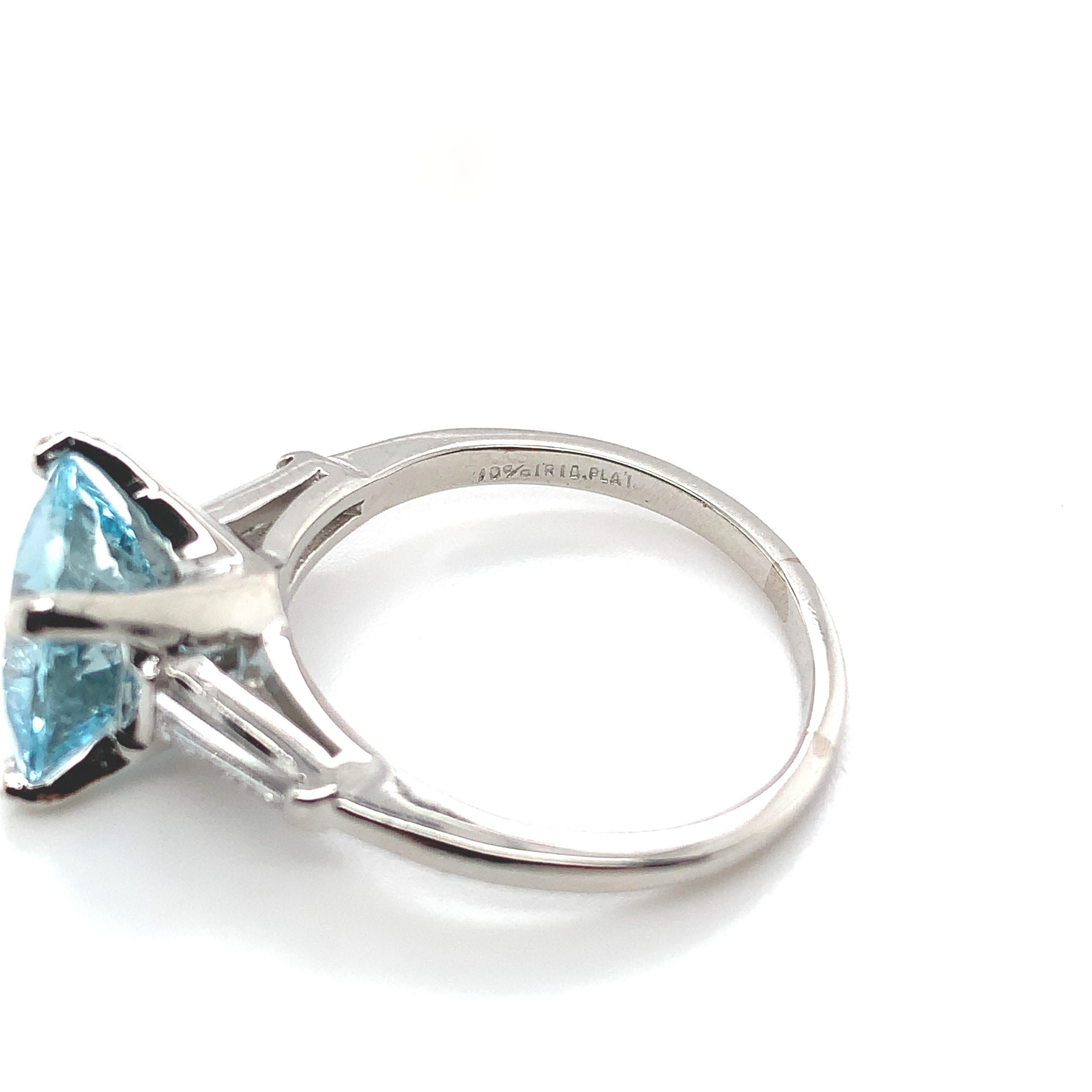 Platinum 2.51 carat Cushion Cut Aquamarine Ring with Diamond Baguettes For Sale 5