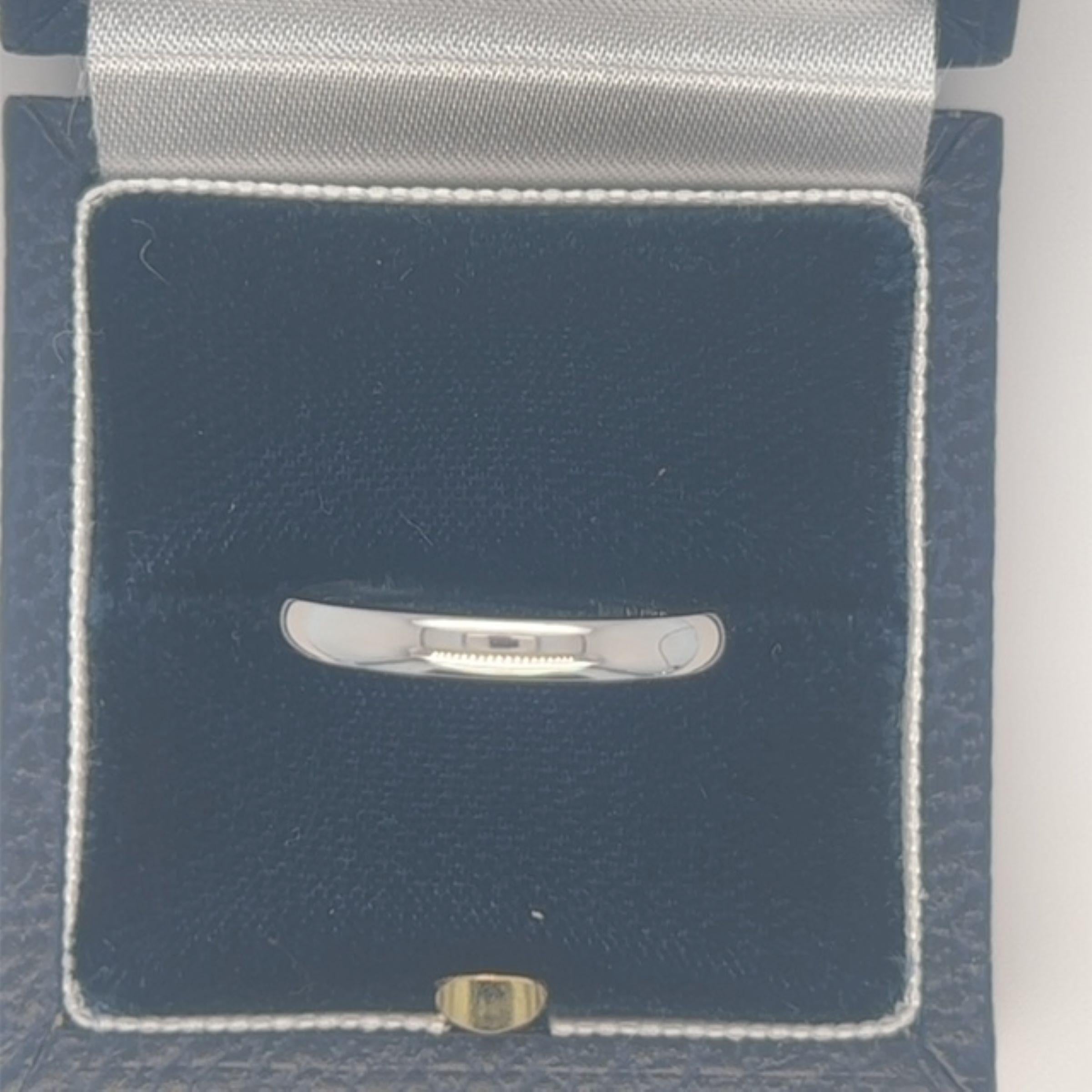 Handcrafted our classic court profile features a softened comfort fit lining, presented in a medium gauge.

Finger size 6.5 US 52.5 European and Size M English size.

Can be re-sized up and down 3 sizes.

Contact directly for our Bespoke Special