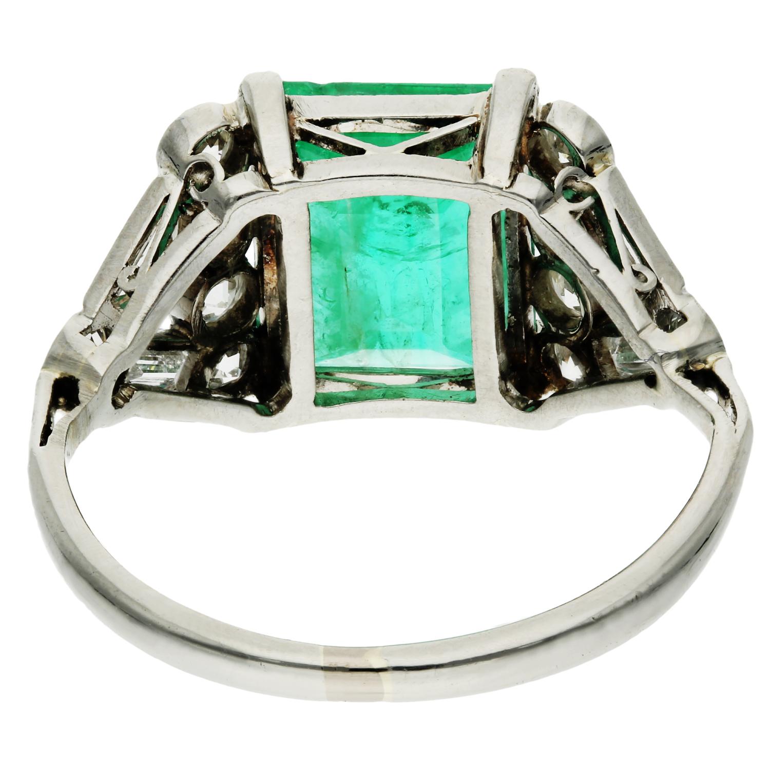 Platinum 2.65ct Emerald & 0.70ct Diamond Dress Ring In Good Condition For Sale In Birmingham, GB