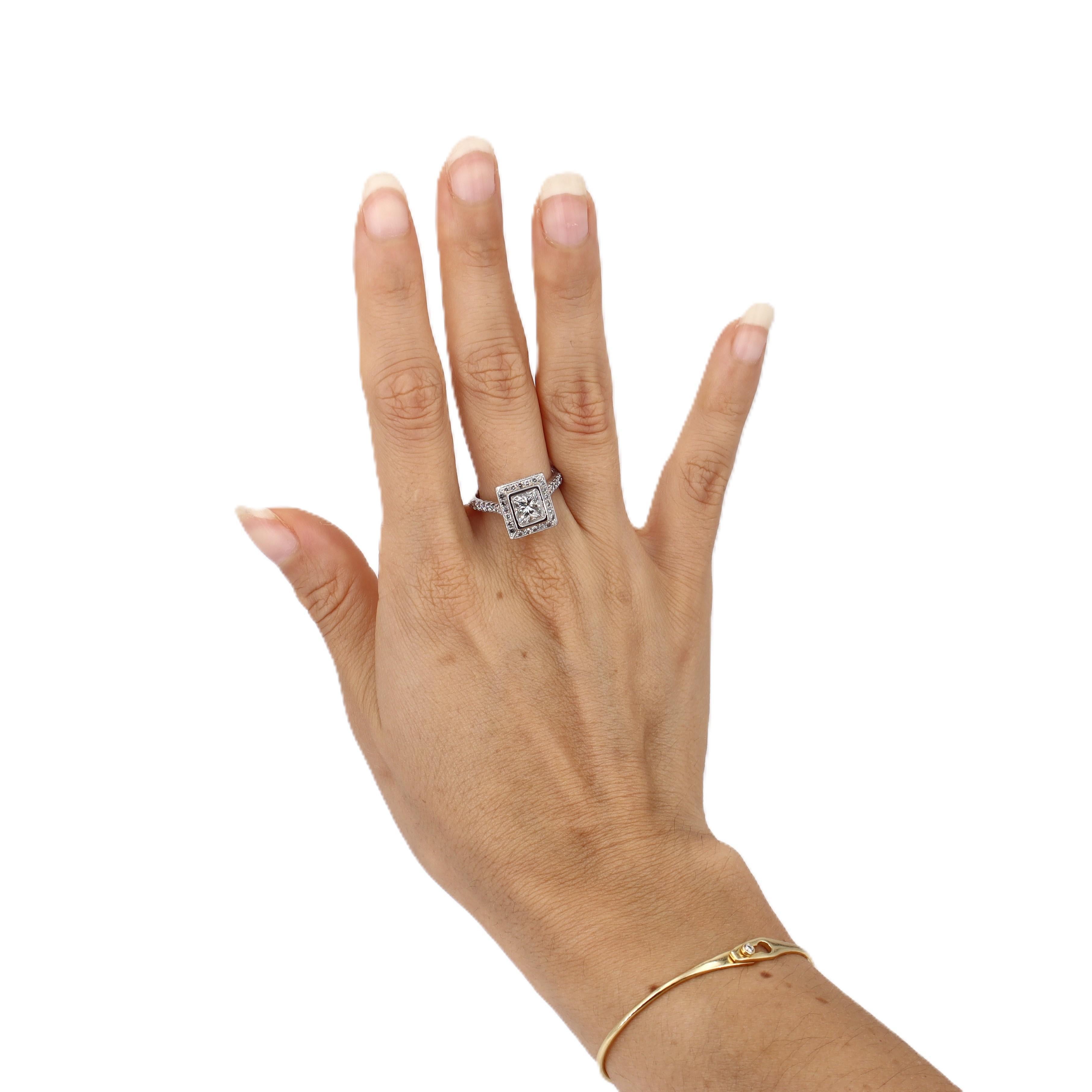 Este impresionante anillo contemporáneo muestra una excepcional artesanía con diamantes, elaborado en brillante platino y con un magnífico diamante brillante rectangular modificado de 1,38 quilates de color H y claridad VVS como cautivadora pieza