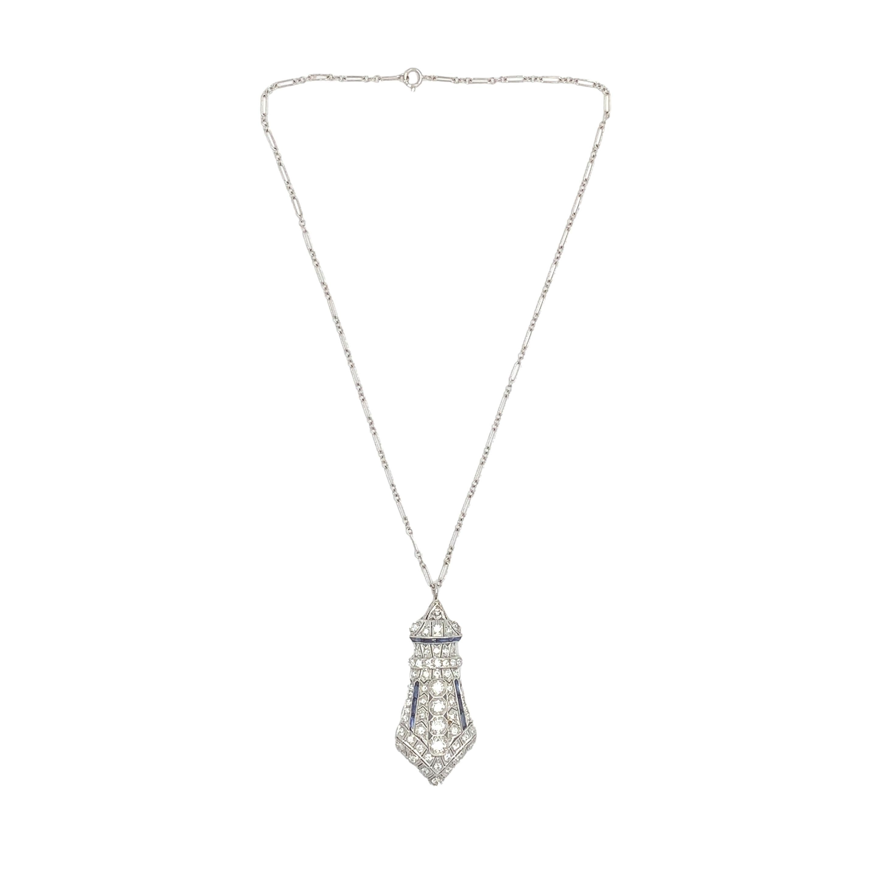 Pendente Art Deco in platino con 2,75 carati di diamanti e pietre speciali di zaffiro sintetico taglio calibro francese. Bellissimo design a forma di diamante coronato. Ci sono circa 61 diamanti rotondi di transizione e alcuni diamanti a taglio