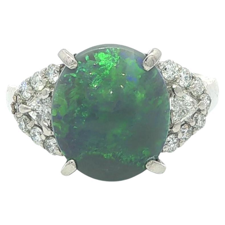 Anello in platino con 2,7ctw di opale verde e diamante trilione ai lati