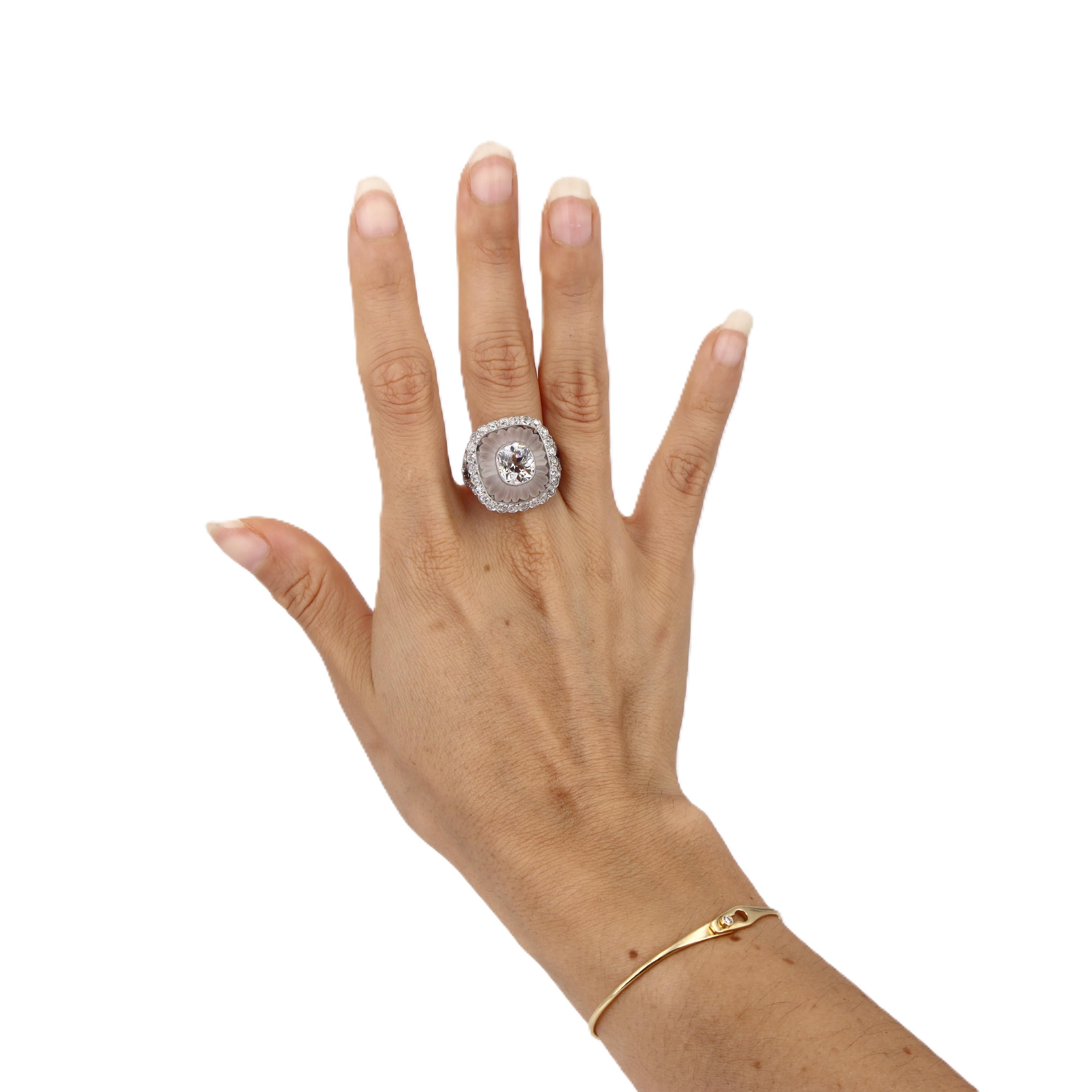 Este magnífico anillo de inspiración vintage muestra el romántico encanto de la talla antigua de diamantes, elaborado en lustroso platino y con un impresionante diamante antiguo de talla cojín de 2,81 quilates, color J y claridad SI2, como