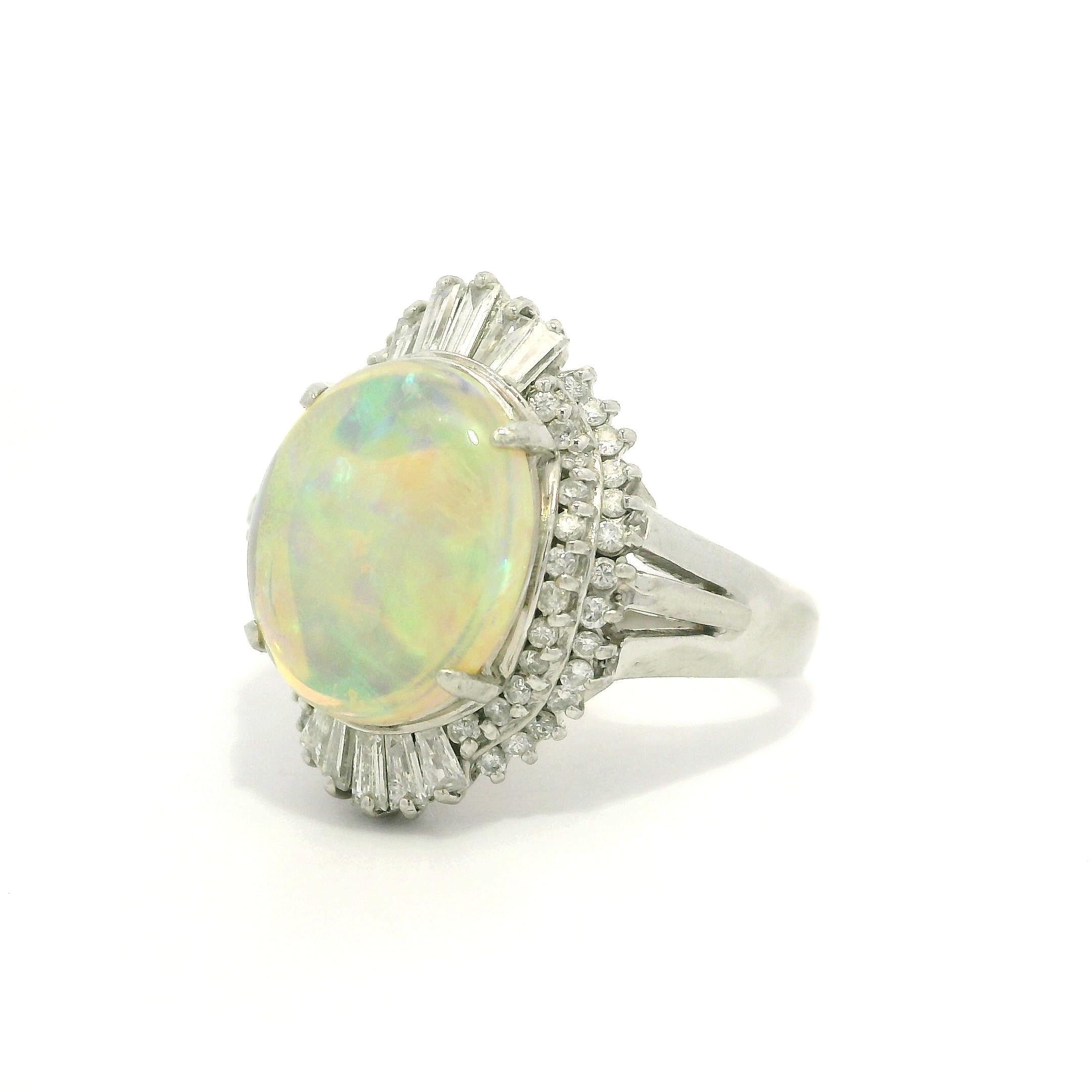 --Stein(e):--
(1) Natürlicher echter Opal - Ovaler Cabochon-Schliff - Zackenfassung - weiße Basis mit schönem Farbenspiel - 12,1x10,1mm (ca.) - 2,28ct (genau)
Zahlreiche natürliche echte Diamanten - runder Brillant- und Baguetteschliff -