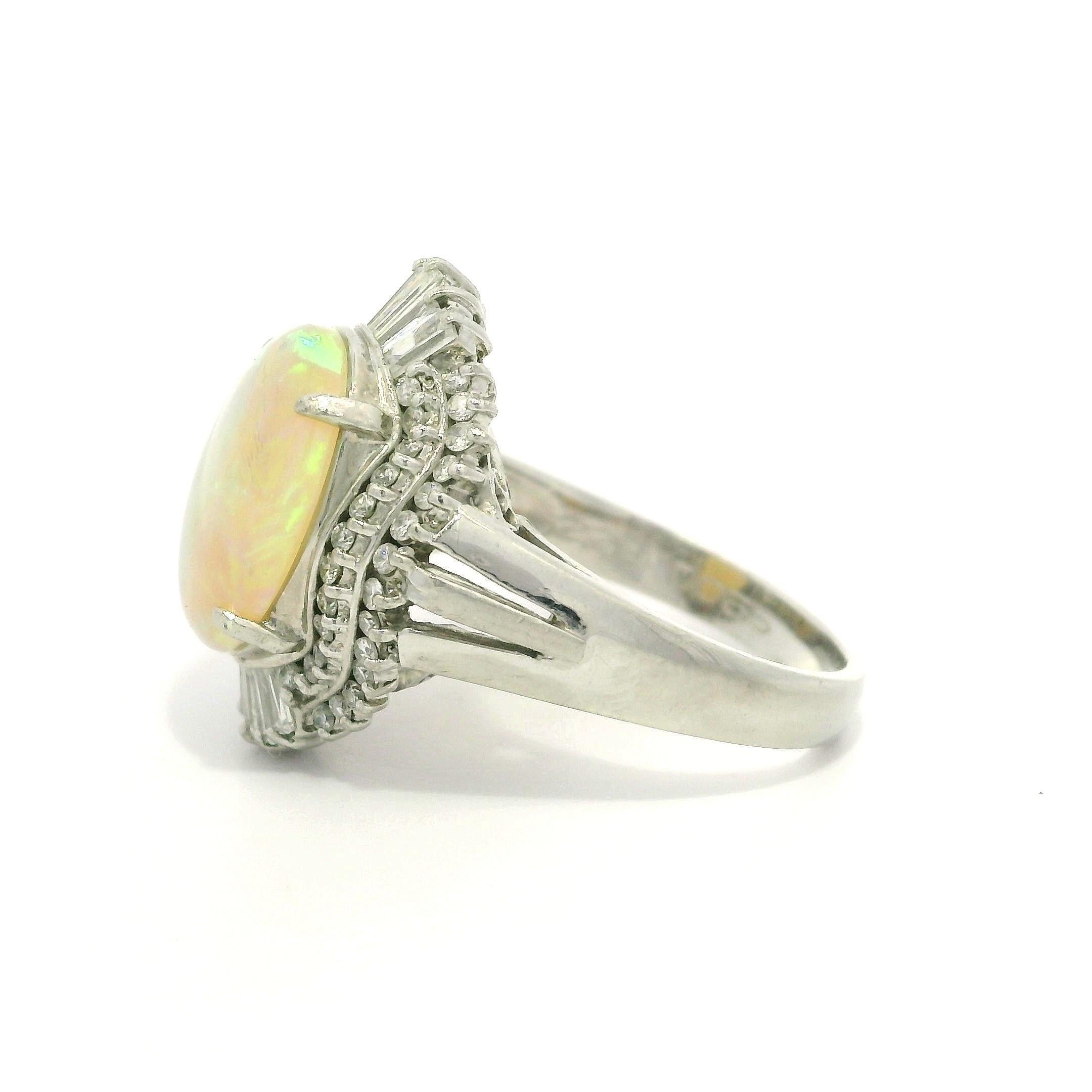 Platin 2,83ctw Oval Cabochon Opal w / Baguette & Runde Diamant Halo Ring im Zustand „Hervorragend“ im Angebot in Montclair, NJ