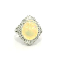 Anillo de Platino con Ópalo Cabujón Oval de 2,83 ctw y Halo de Diamantes Baguette y Redondos