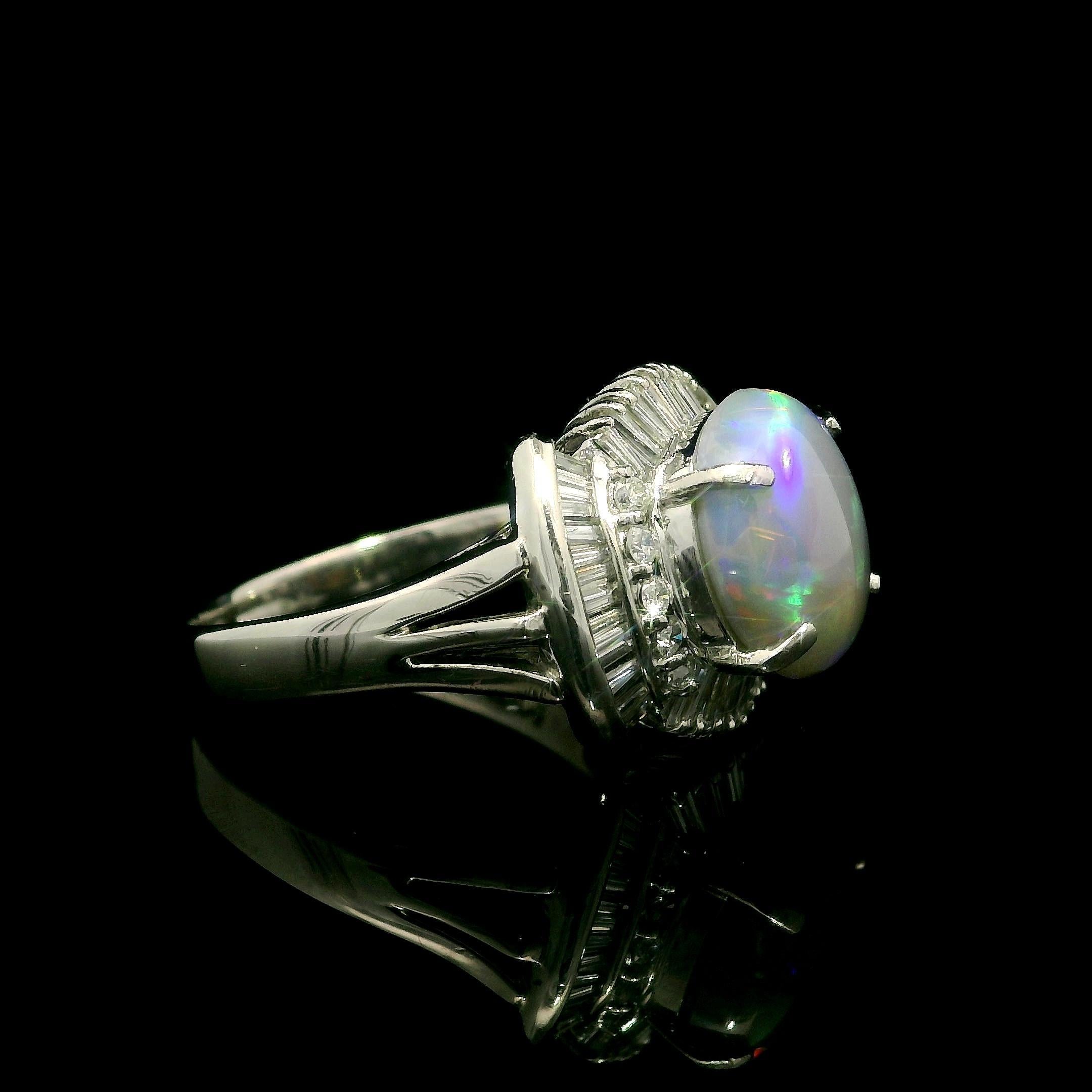 --Pierre(s) :...
(1) Opale véritable naturelle - Cabochon ovale - serti - Base blanche/grise avec jeu de couleurs rouge, bleu, orange, jaune et vert - 10.4x9.2mm (approx.) - 2.25ct (exact)
Diamants naturels authentiques - 10 diamants ronds brillants