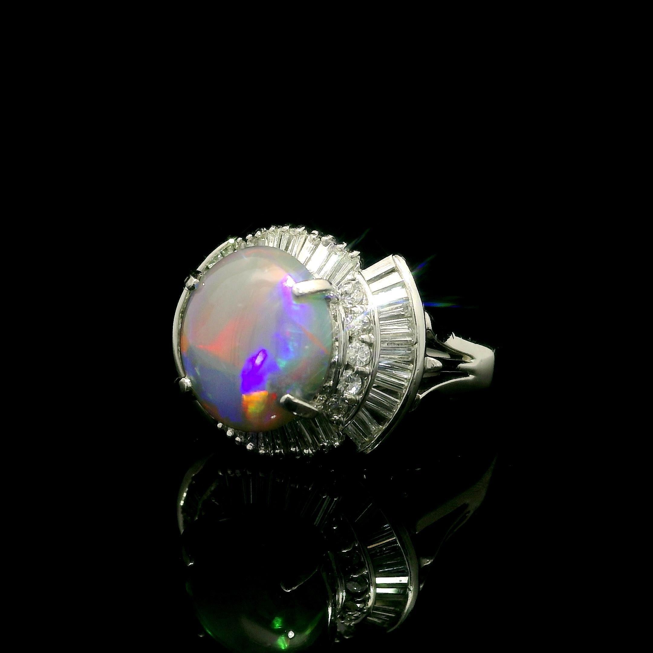 Taille cabochon Bague en platine 2.85ctw Cabochon Flashy Play Of Color Opal w/ Diamond Statement Ring en vente