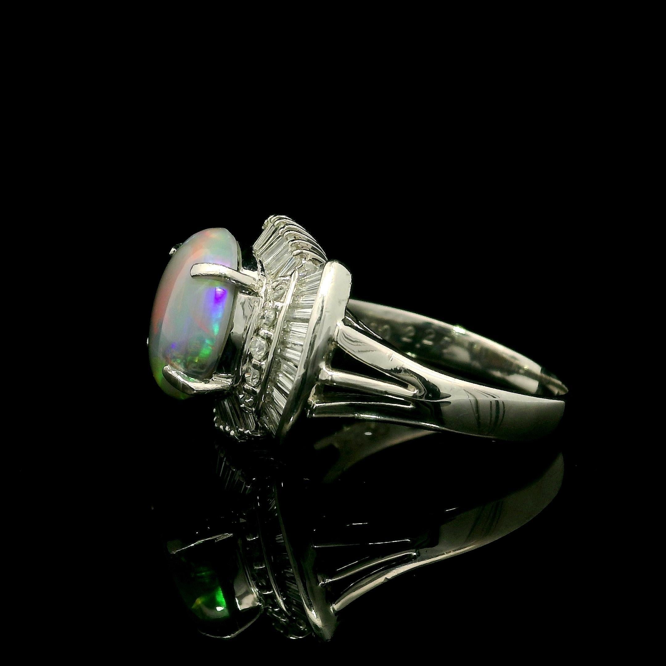 Bague en platine 2.85ctw Cabochon Flashy Play Of Color Opal w/ Diamond Statement Ring Excellent état - En vente à Montclair, NJ