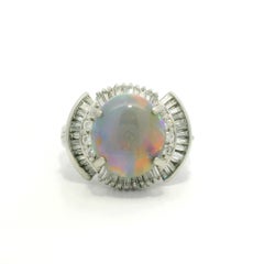 Anillo de Platino 2.85ctw Ópalo Cabujón con Juego de Colores y Diamantes