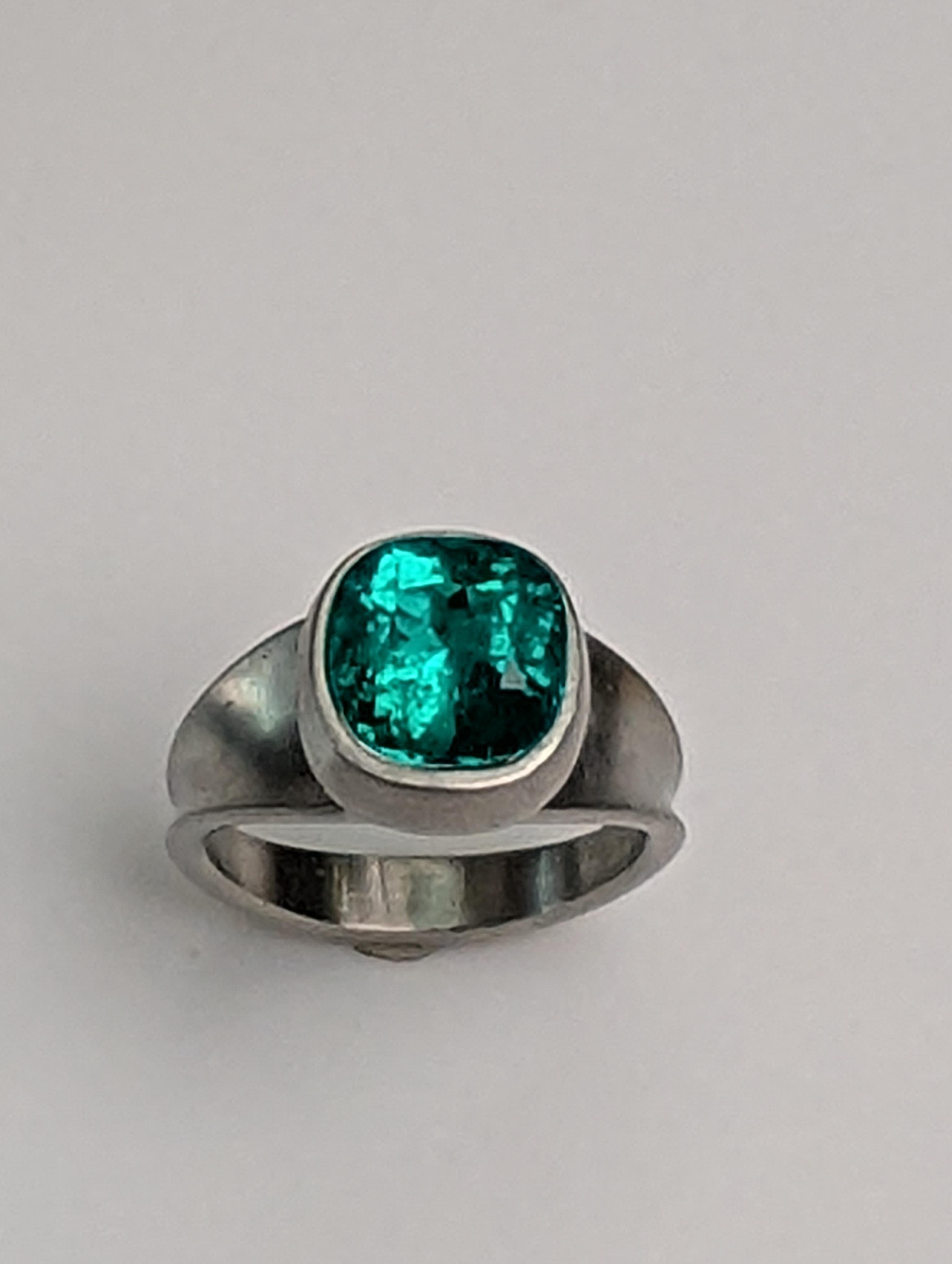 Platin 2,87 Karat  Smaragd im Kissenschliff  Skulptur Ring (Zeitgenössisch) im Angebot