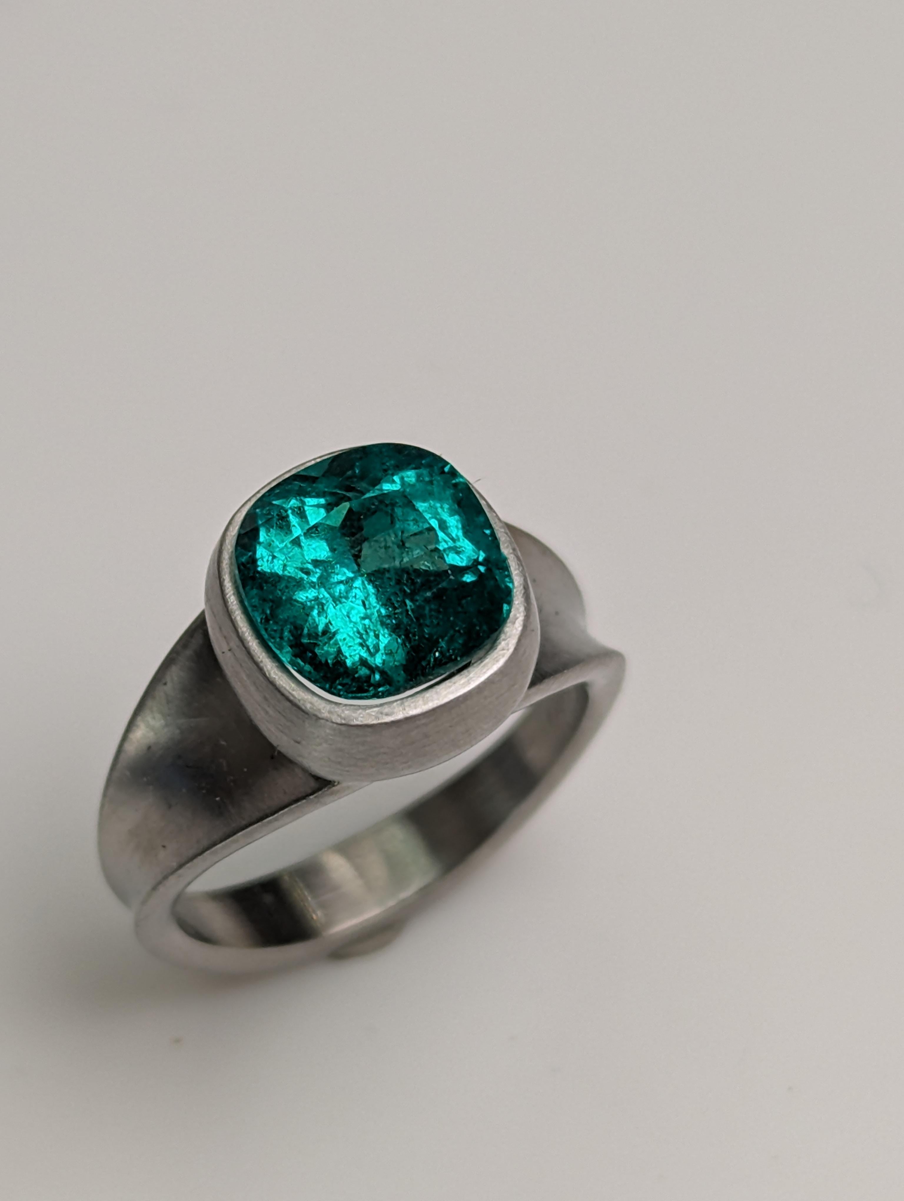 Platin 2,87 Karat  Smaragd im Kissenschliff  Skulptur Ring im Zustand „Neu“ im Angebot in New York, NY