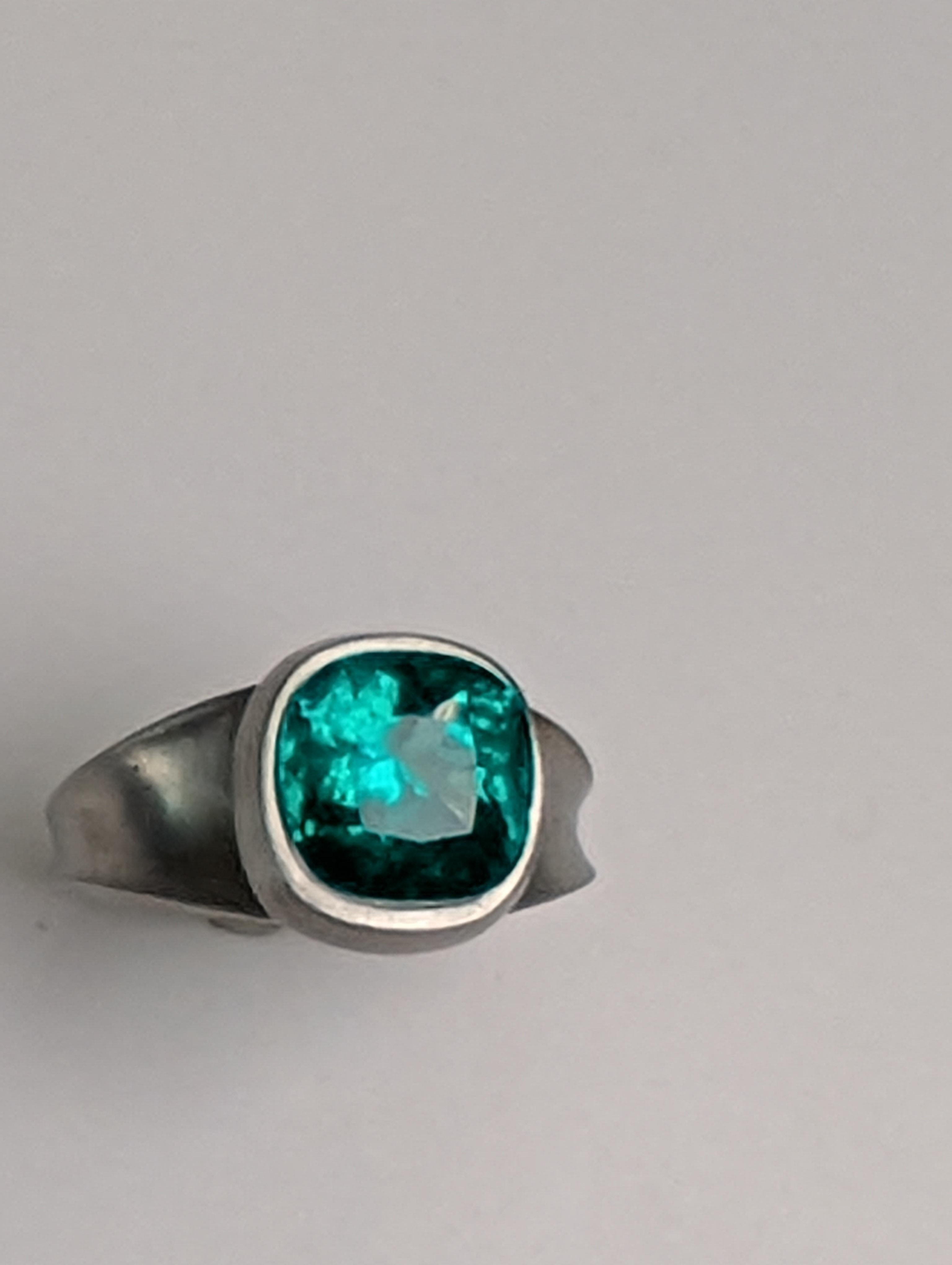 Platin 2,87 Karat  Smaragd im Kissenschliff  Skulptur Ring für Damen oder Herren im Angebot