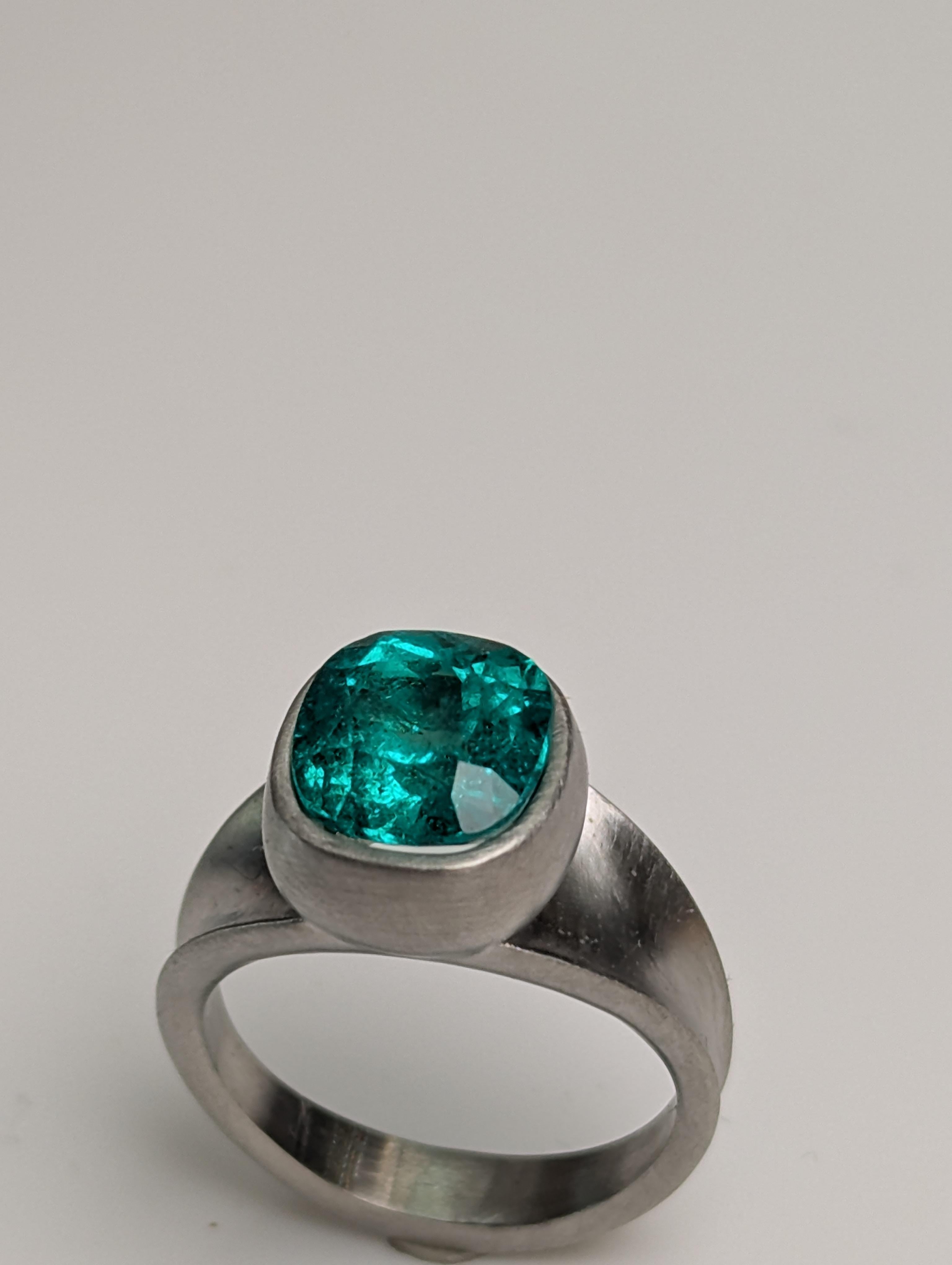 Platin 2,87 Karat  Smaragd im Kissenschliff  Skulptur Ring im Angebot 1