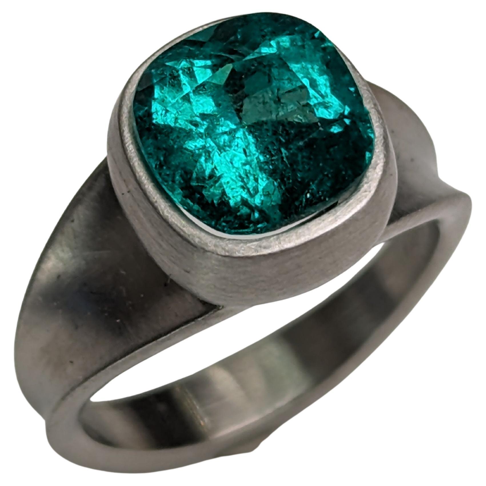 Platin 2,87 Karat  Smaragd im Kissenschliff  Sculpture Ring, Tiffany Designer, Thomas Kurilla hält es schlicht. Die weiche, bauchige Lünette kontrastiert mit dem süßen, konkaven Schaft und sorgt für eine überraschende Wendung. Die Idee, das Leben zu