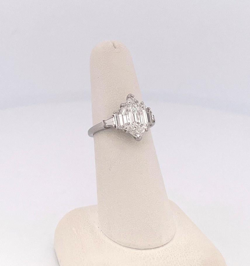 Anello con 5 pietre in platino con diamante taglio Step esagonale modificato da 2,87 in vendita 3
